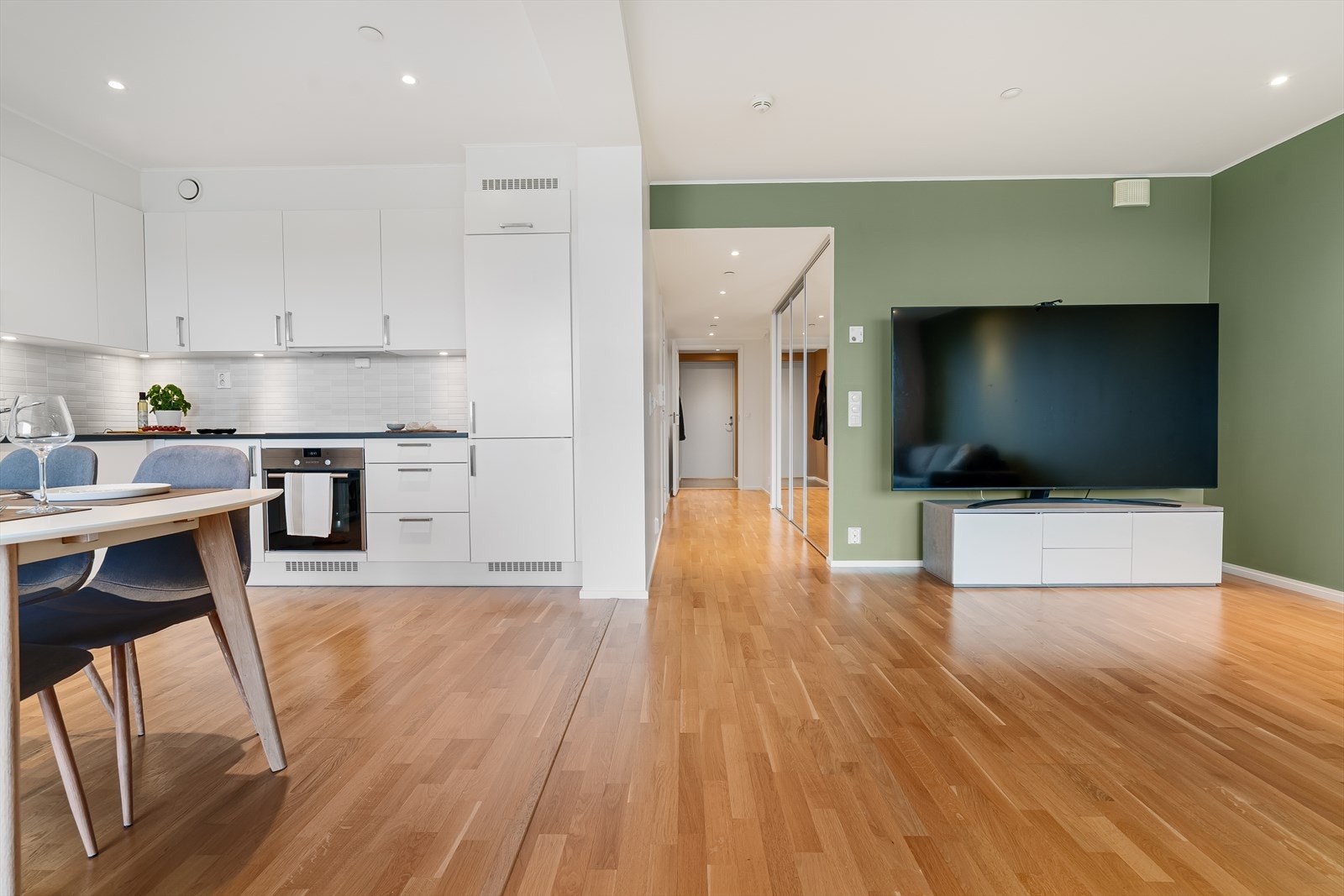 Her er det god plass til både sofagruppe og spisebord Galleribilde