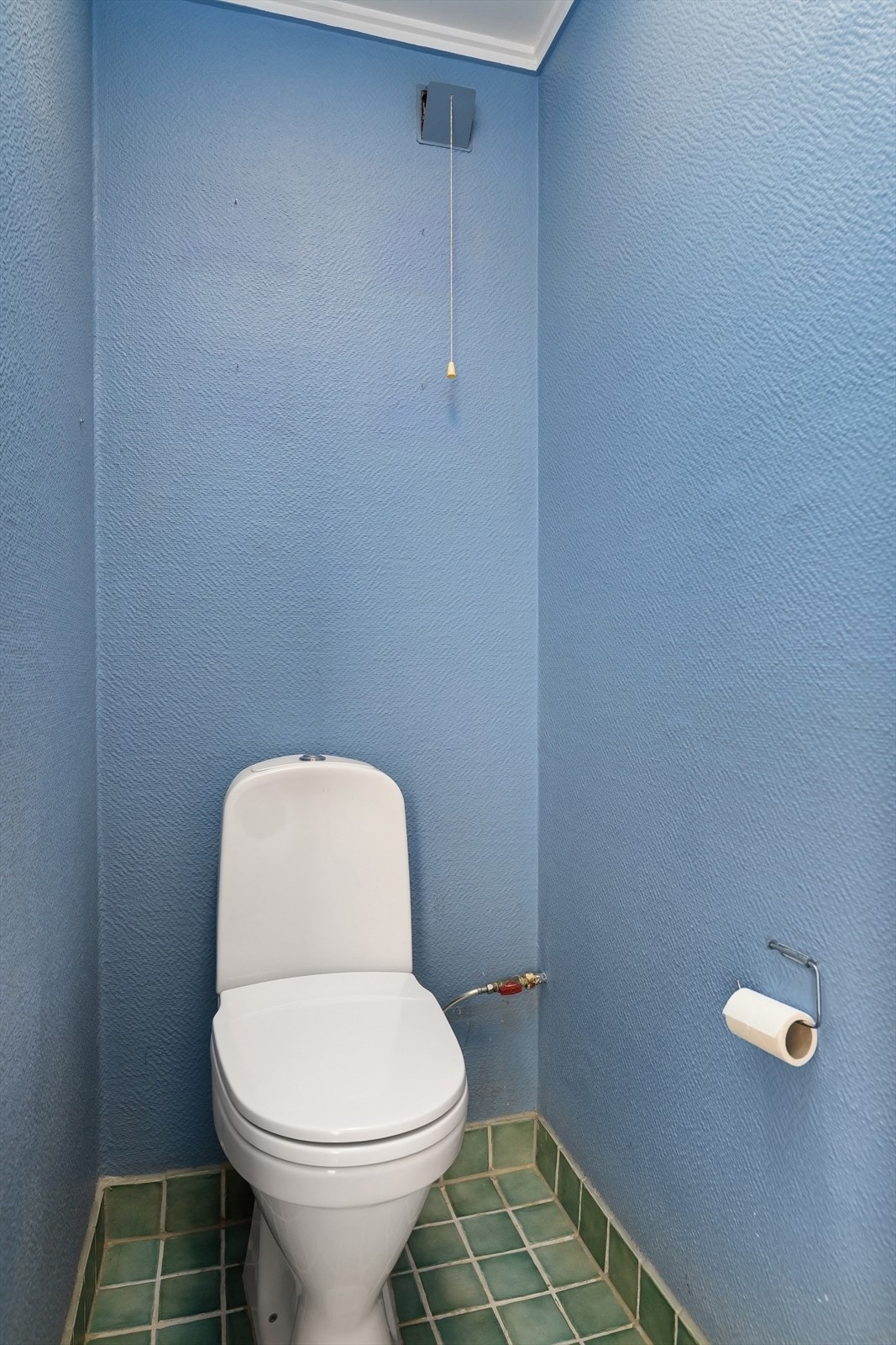 Separat toalettrom med wc og servant Galleribilde