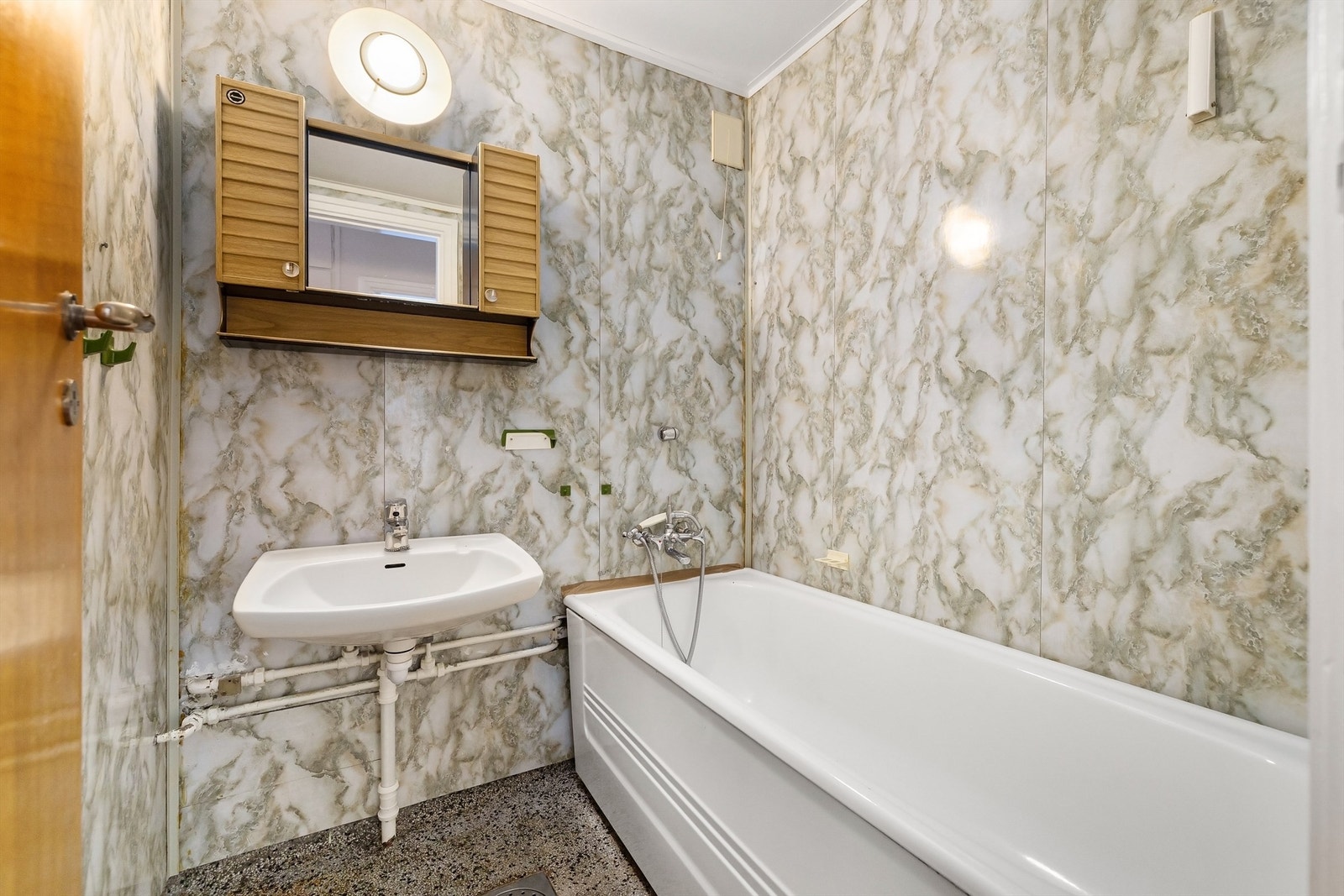 Eldre baderom med badekar og servant. Badet har fått TG3 som en helhetsvurdering og oppussing må påregnes Galleribilde