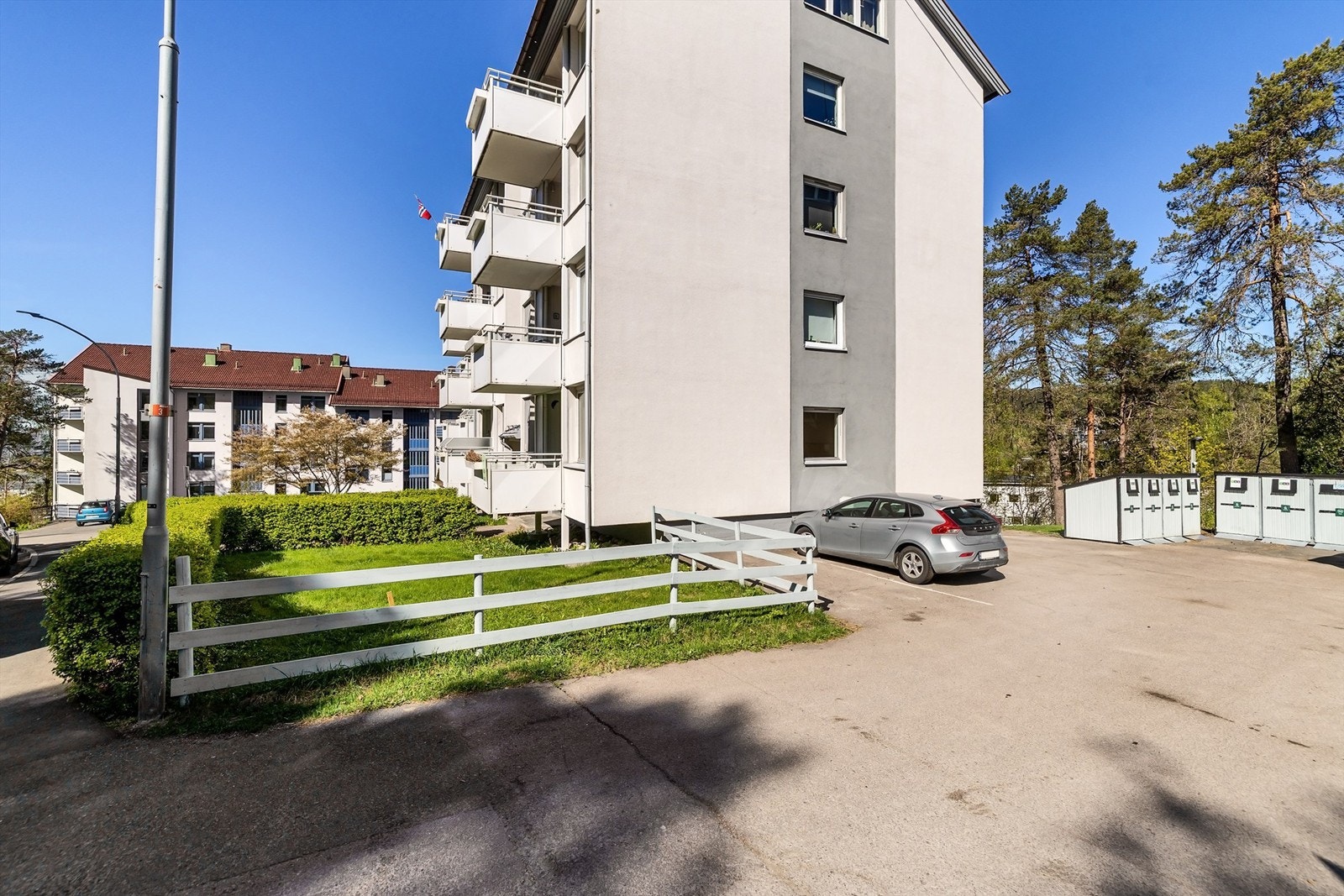 Sameiet har 12 parkeringsplasser som benyttes av beboerne kostnadsfritt etter førstemann til mølla prinsippet Galleribilde