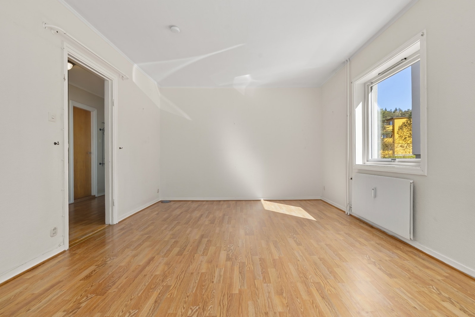Stuen har plass til både sofagruppe og spisebord Galleribilde