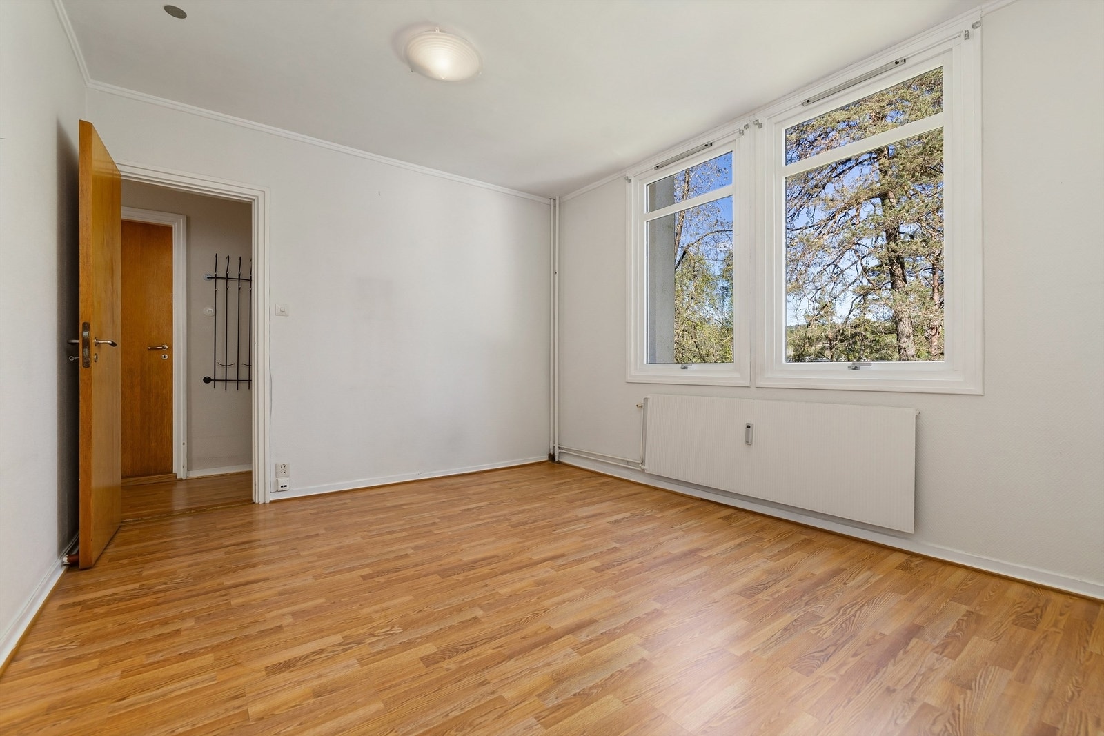 Dette rommet var opprinnelig to mindre soverom, og det kan enkelt settes opp en lettvegg slik at boligen får 3 soverom Galleribilde