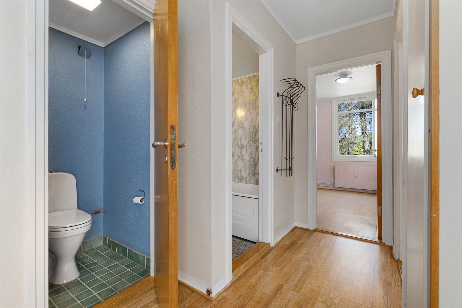 Boligen har et baderom og separat wc Galleribilde