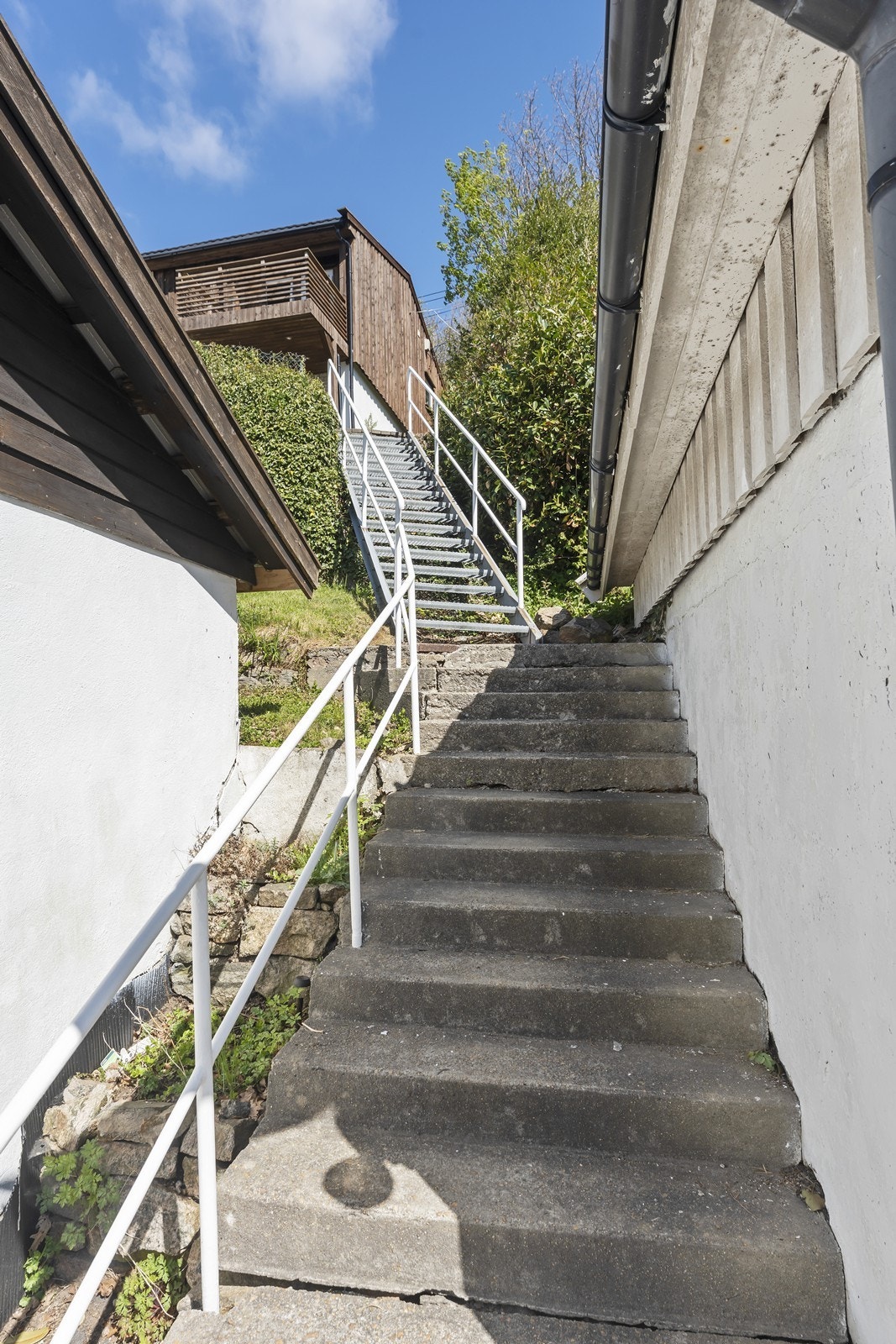 Adkomst opp til huset. Galleribilde