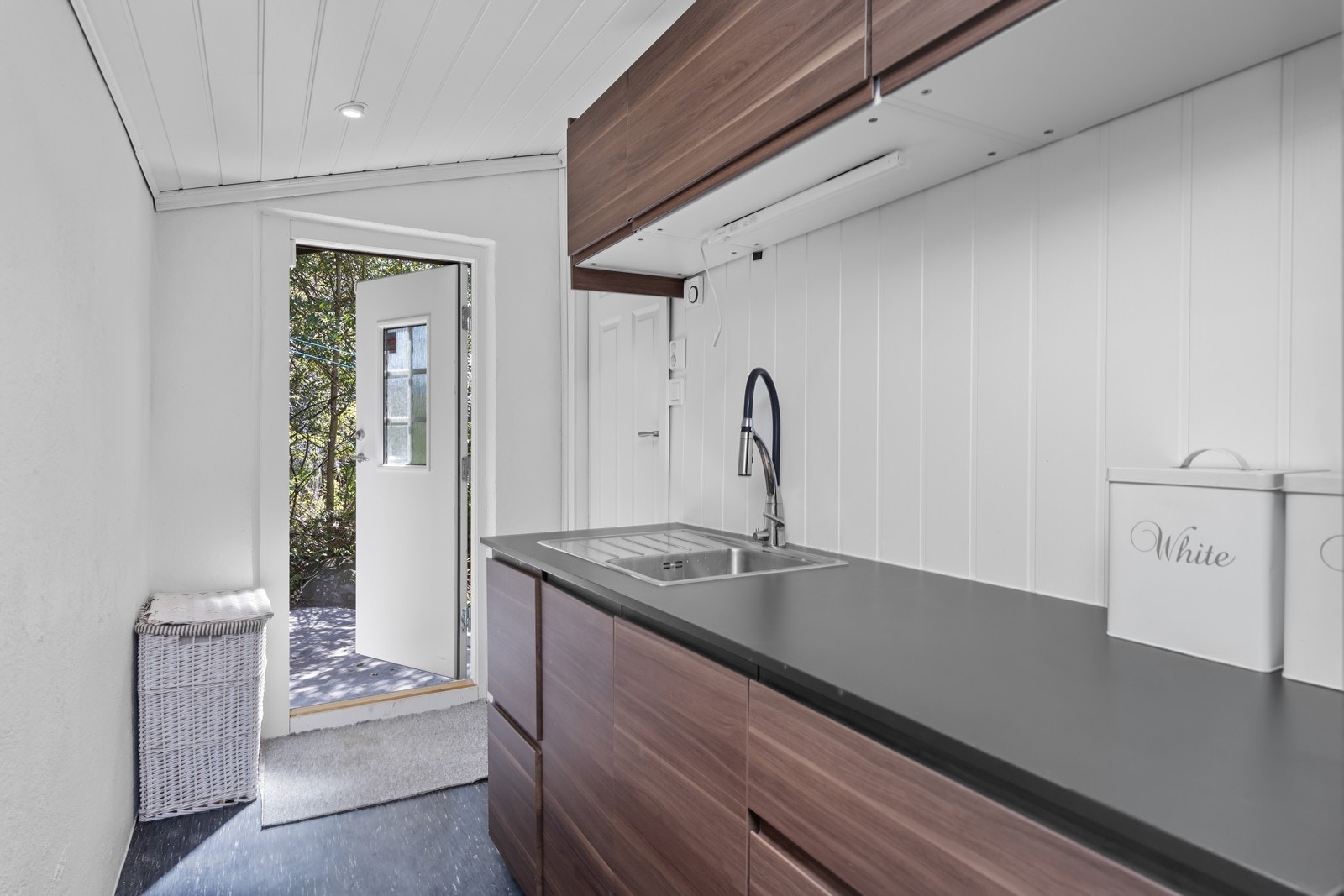 Utgang til tørkesnor og hage. Galleribilde