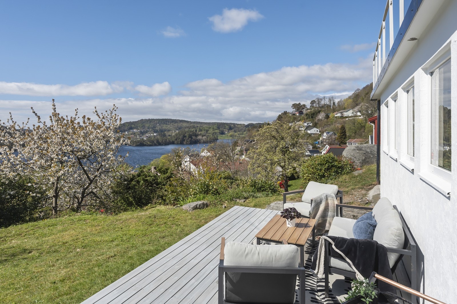 Tomten har en flott plassering i terrenget med nydelig utsikt. Galleribilde