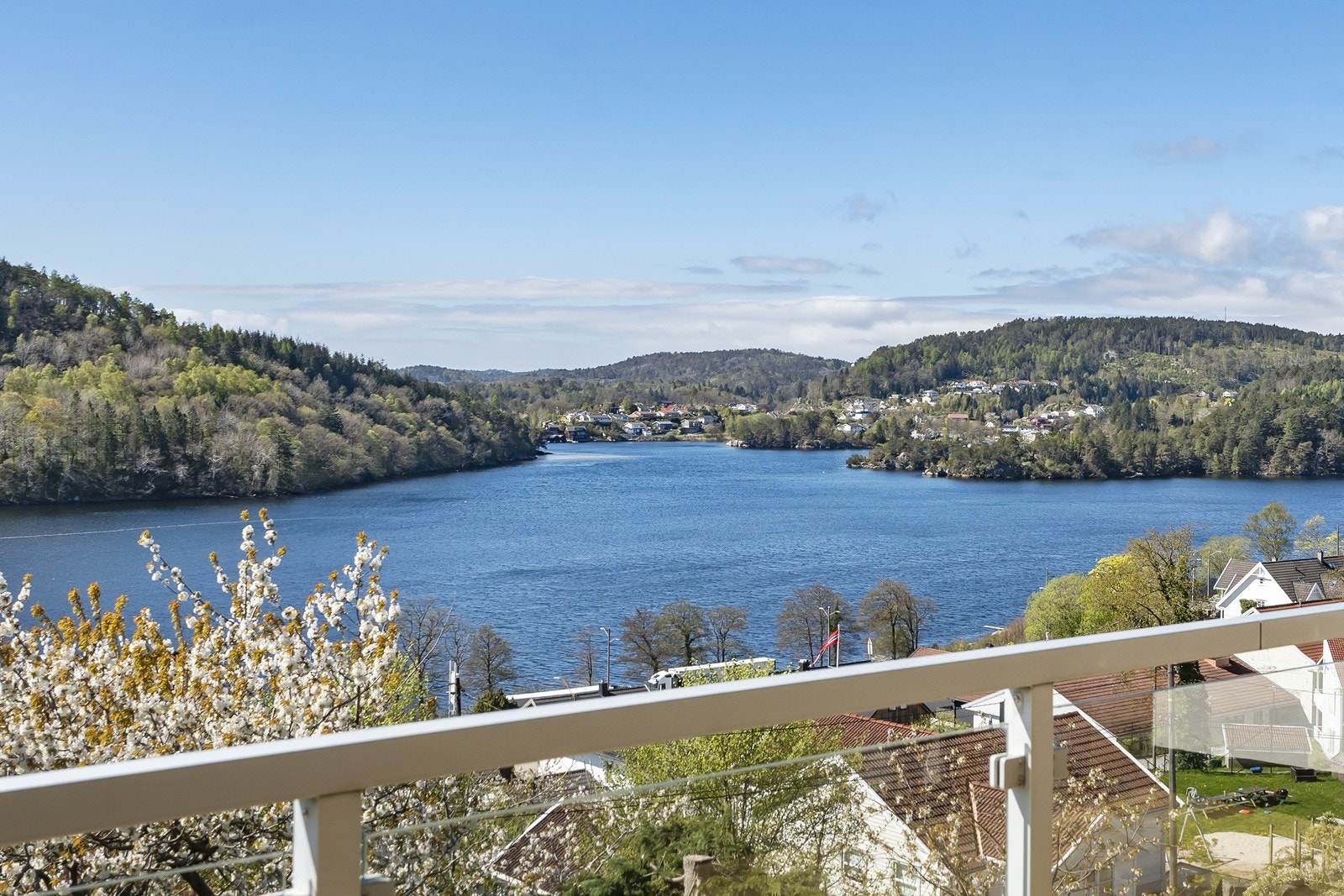 Få minutters gange ned til badeplassen "Merra". Galleribilde