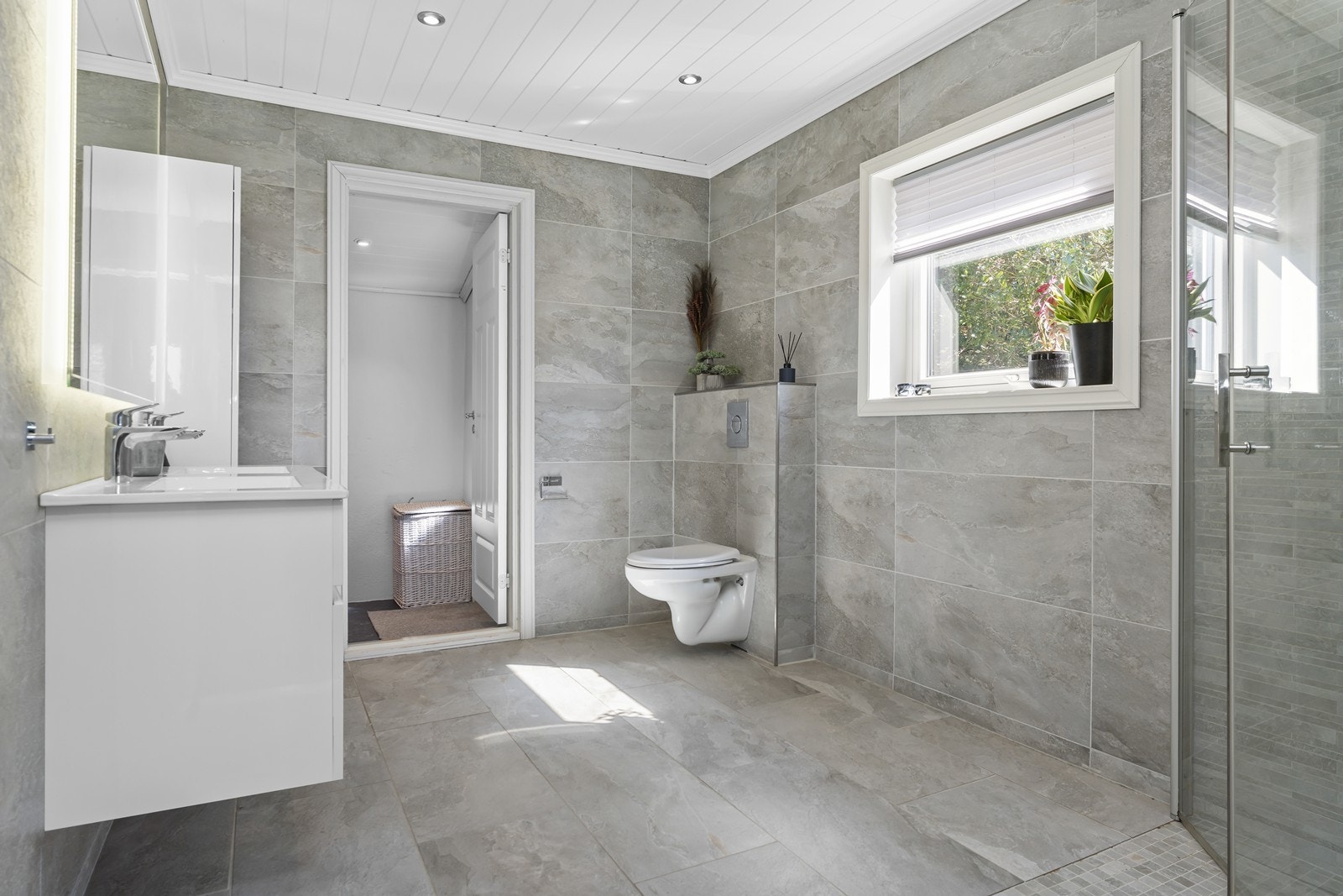 Badet oppgradert av forrige eier ca. 2018. Adkomst videre inn til vaskerom og utgang mot hagen. Galleribilde