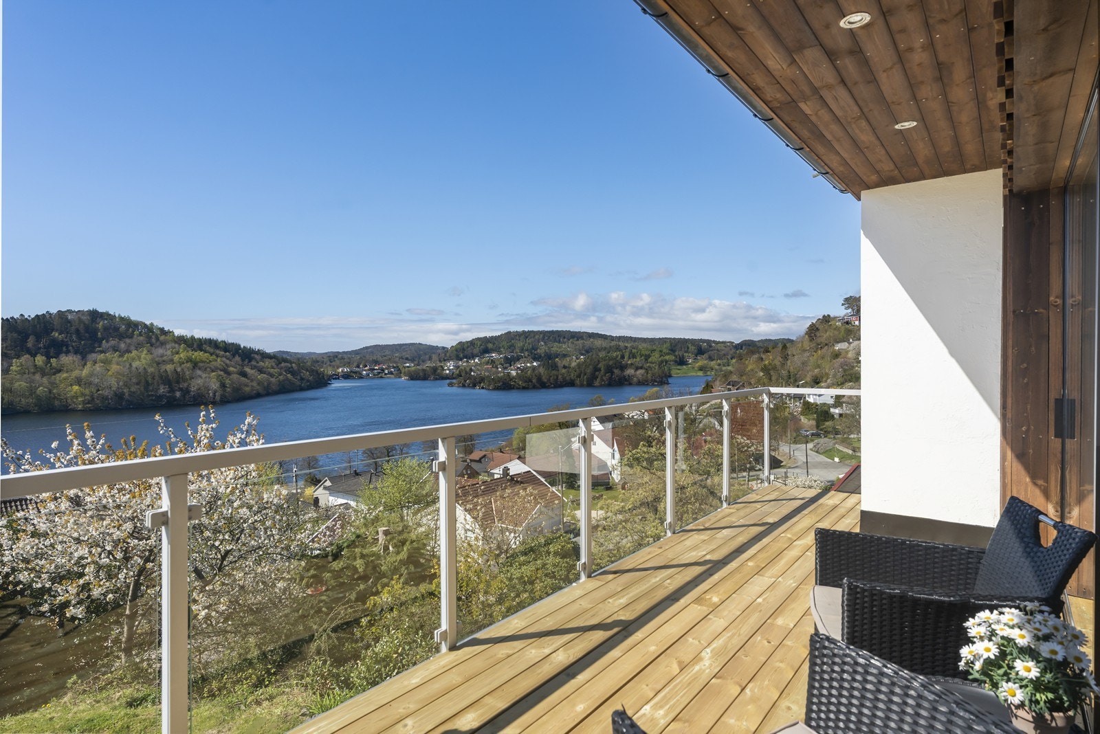 Flott utsikt. Tilbaketrukkent med overbygd tak over veranda. Sol til sen kveld. Galleribilde