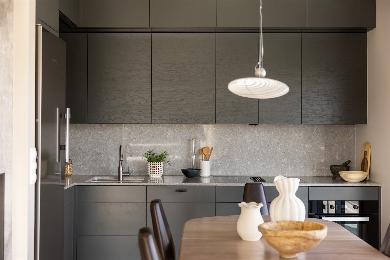 Innredningen har godt med skapplass og arbeidsrom ved kjøkkenbenken av type Silestone- Tundra Blue Galleribilde