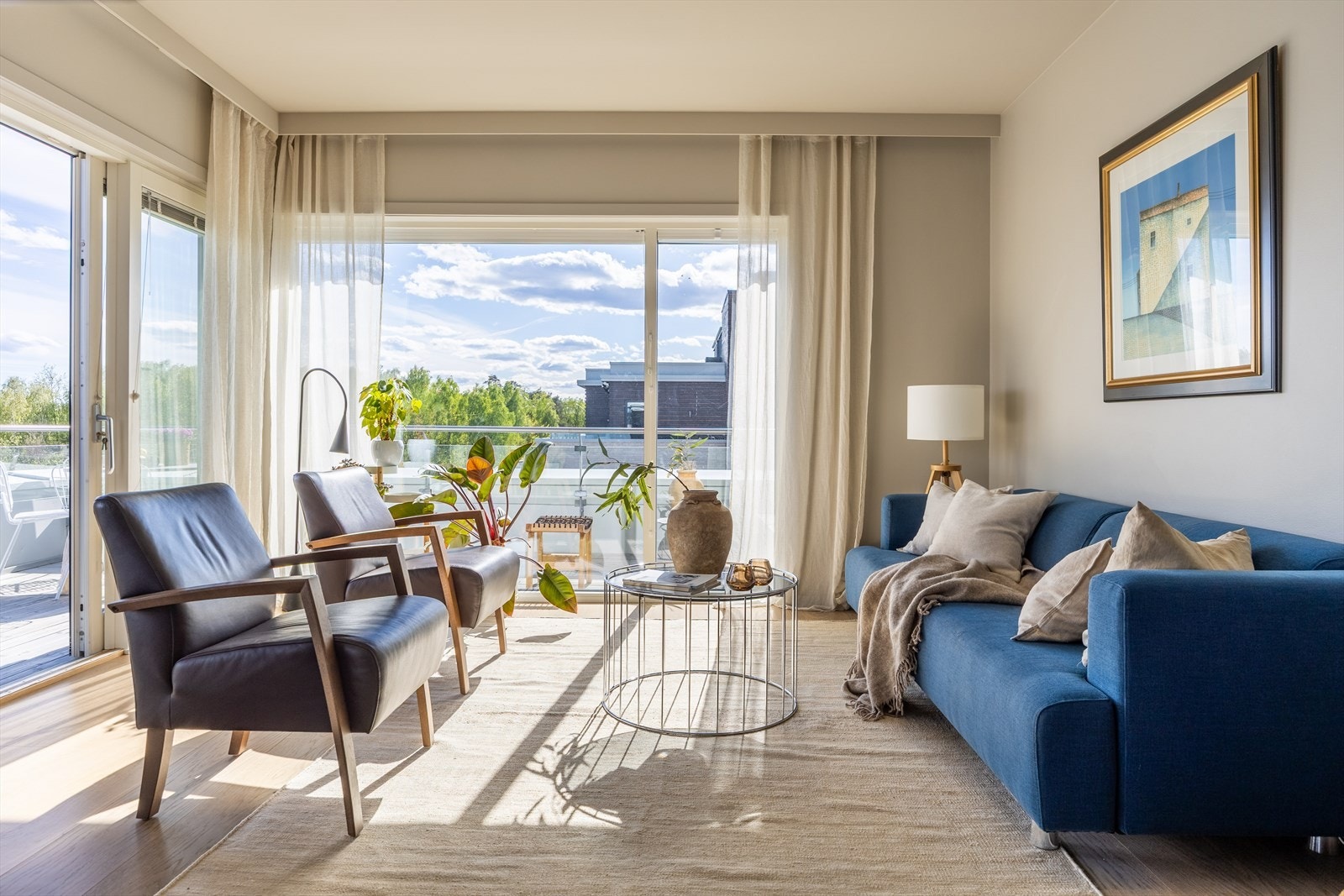 Fin sosial sone med store vindusflater og utgang til takterrasse. Galleribilde
