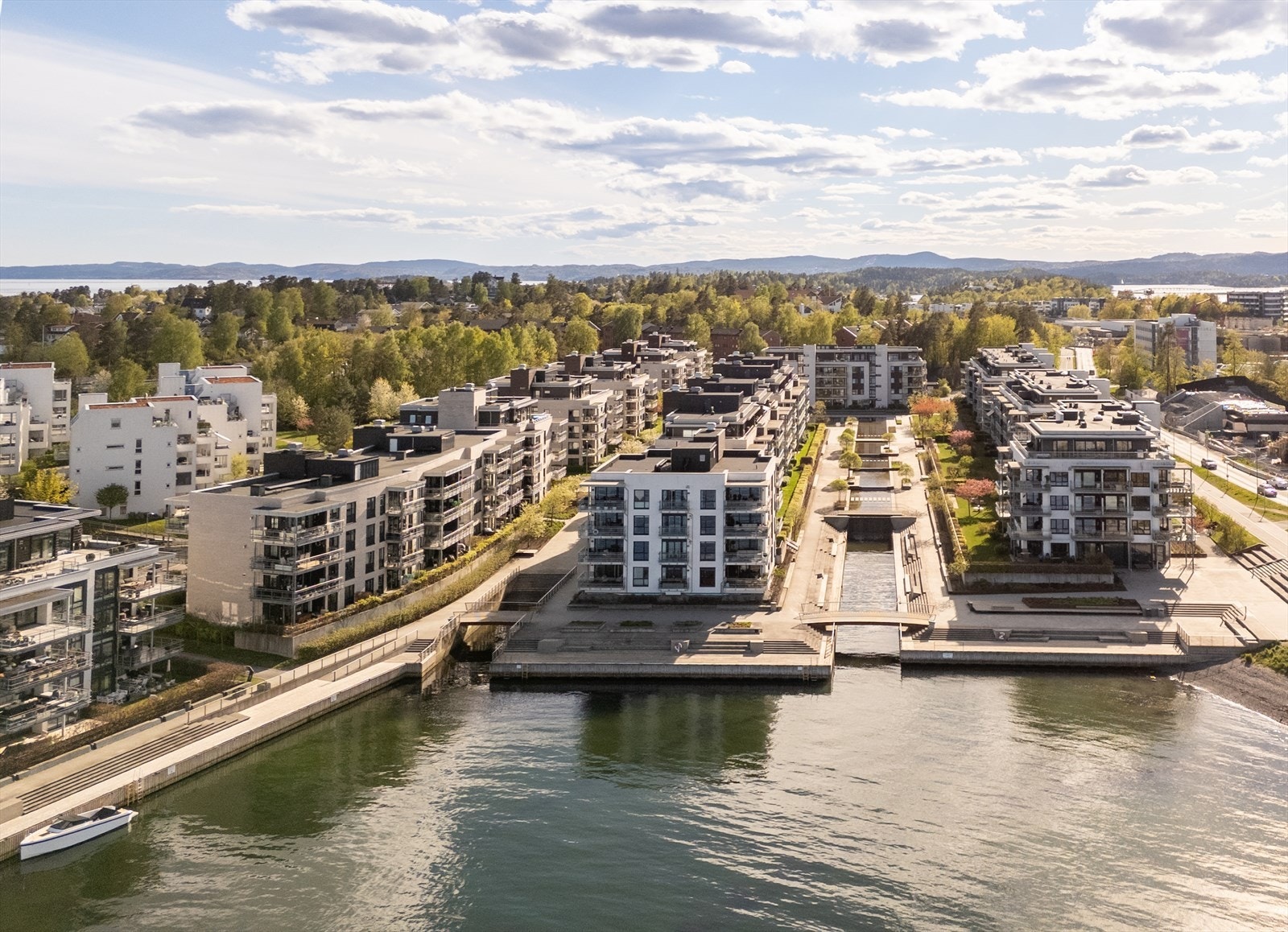 Vannspeilet, bryggen og det maritime miljøet er helt unikt og oppleves som et inspirerende sted å være. Galleribilde