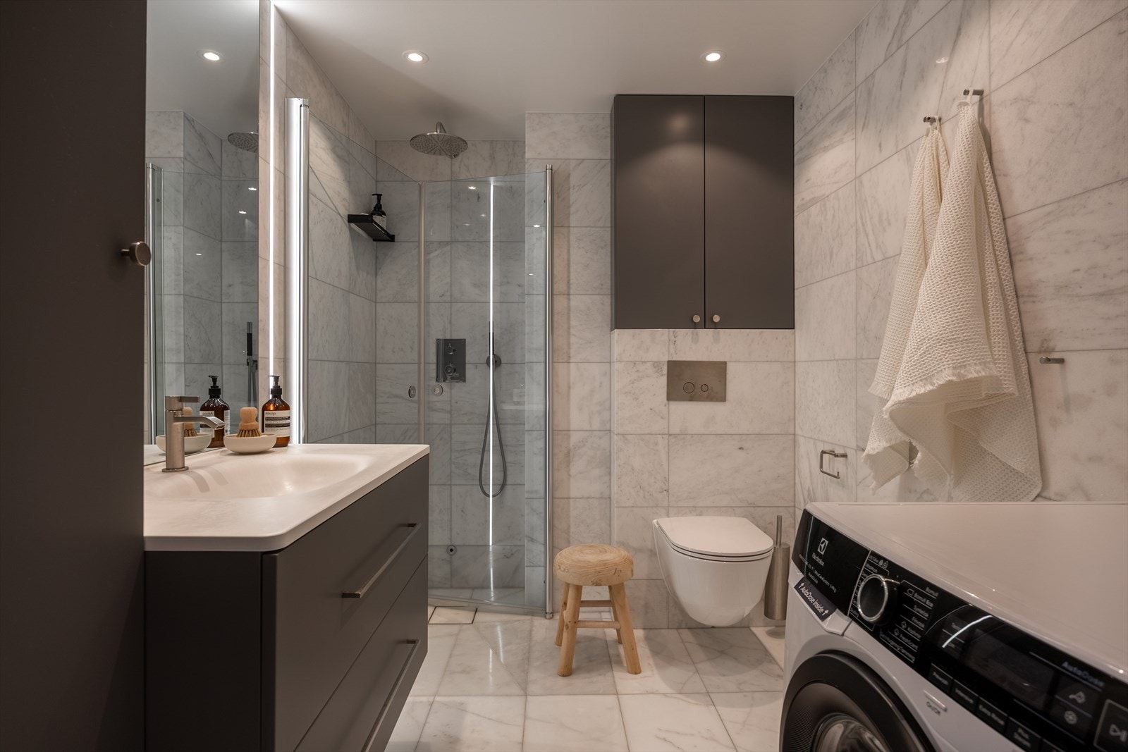 Badet ble oppgradert i 2022 av M2 Bygg og Design AS. Rommet har marmorfliser på gulv og vegger, og en spesiallaget baderomsinnredning. (flis på flis). Galleribilde
