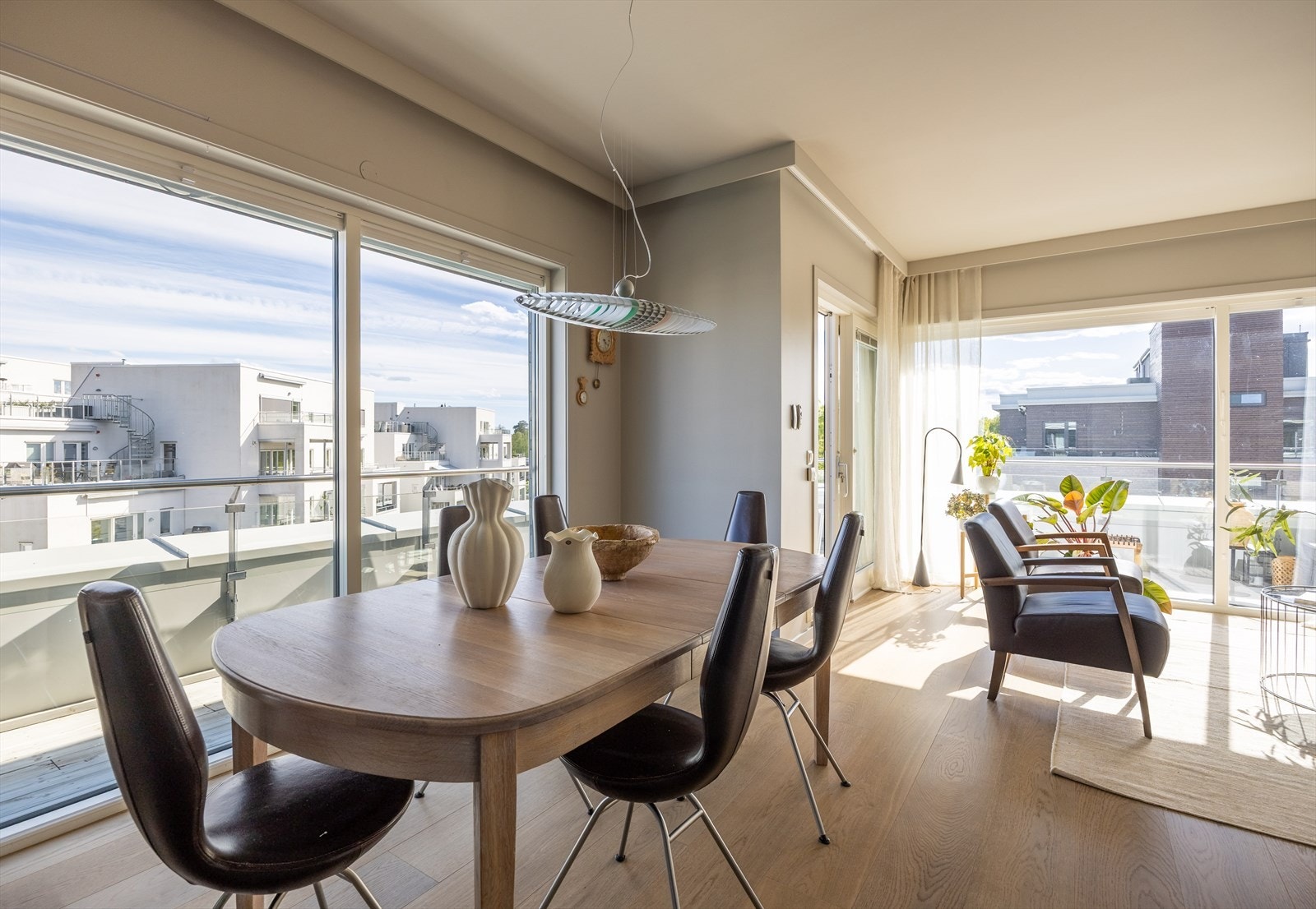 Det er god plass til både sofagruppe og spisebord. Galleribilde