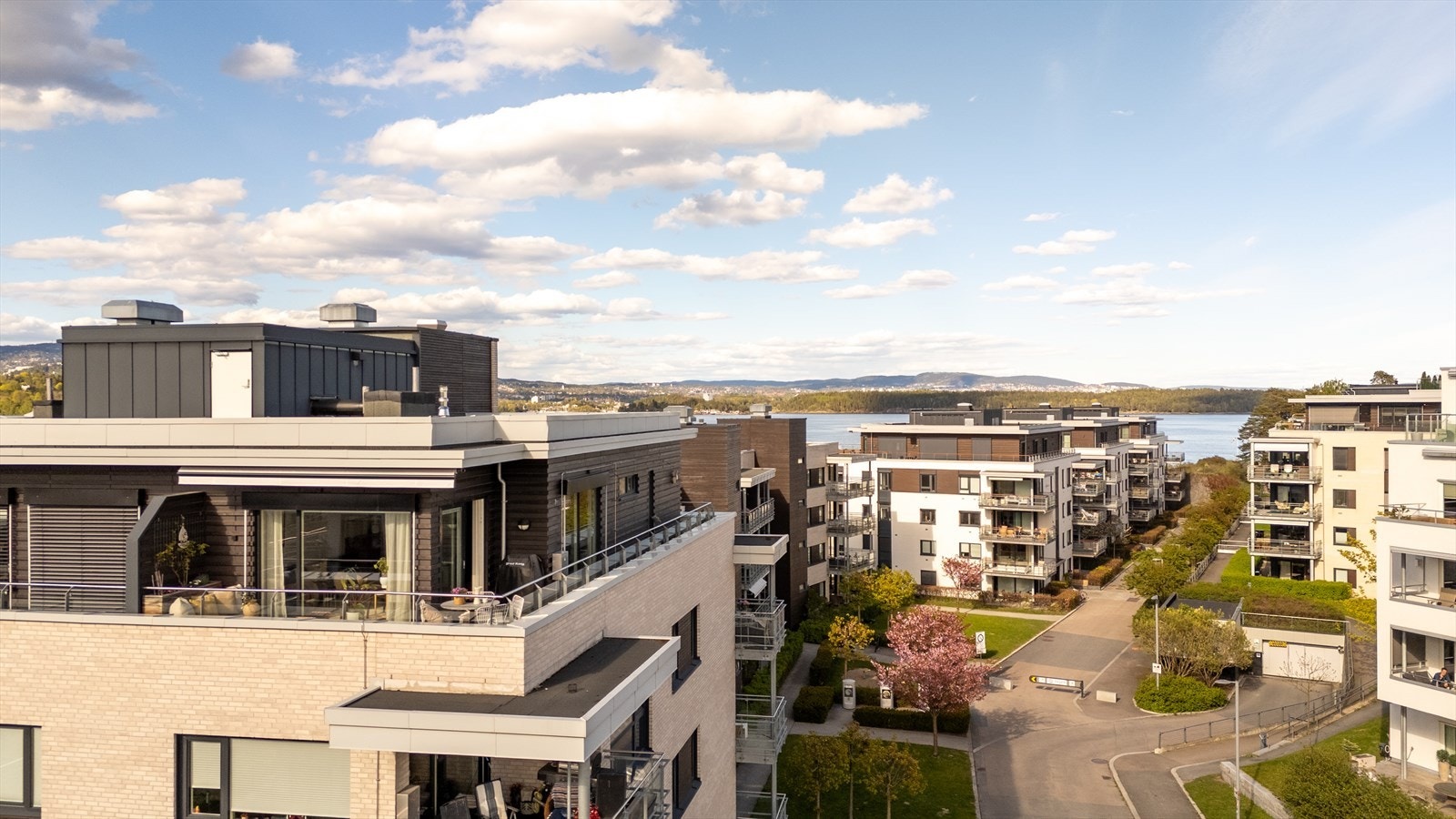 En eksklusiv og påkostet toppleilighet med takterrasse på tre sider og høy standard. Galleribilde