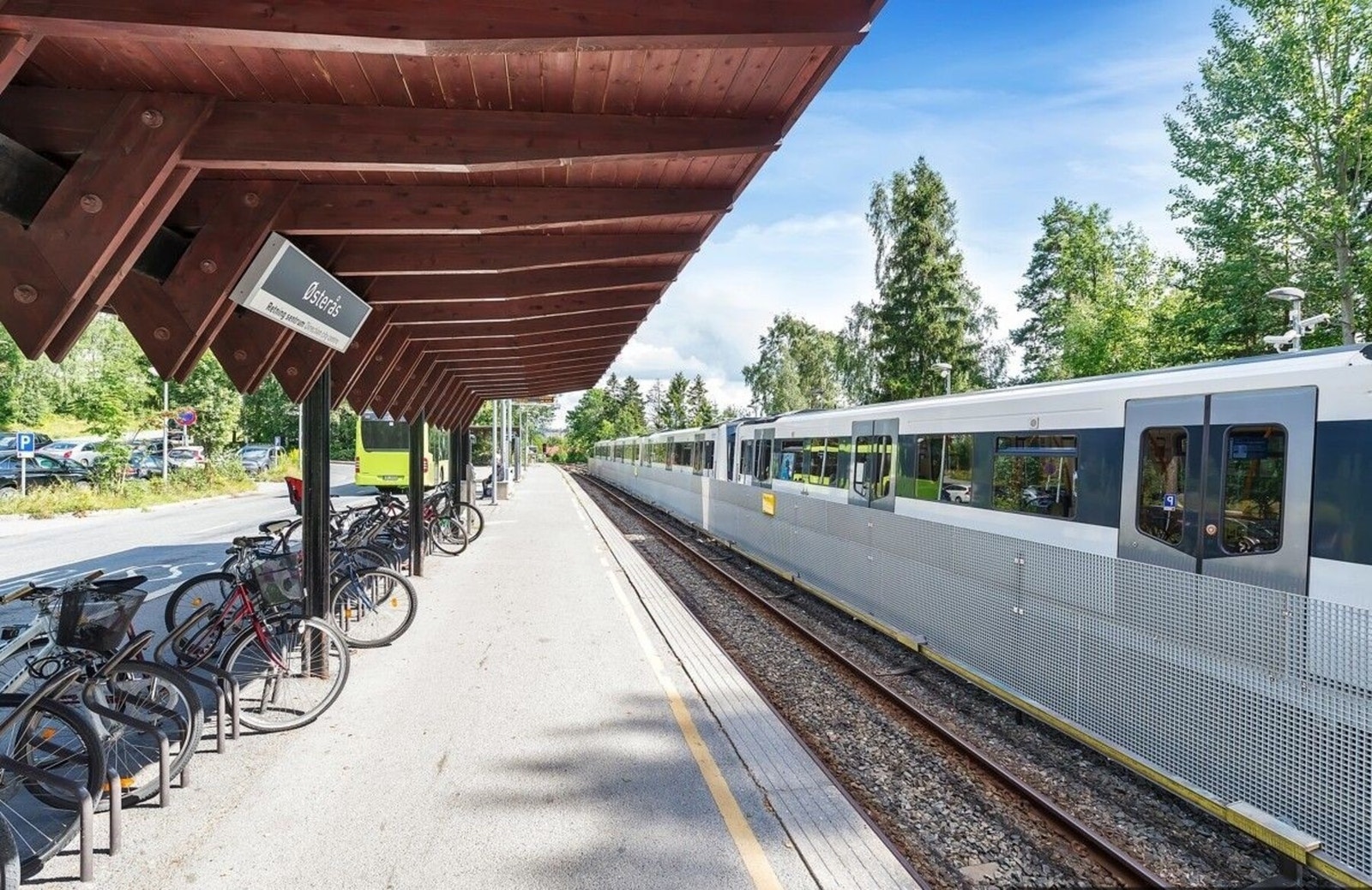 Området har god offentlig kommunikasjon både med T-bane og buss. Få minutters gange til Østerås T-bane stopp. Galleribilde