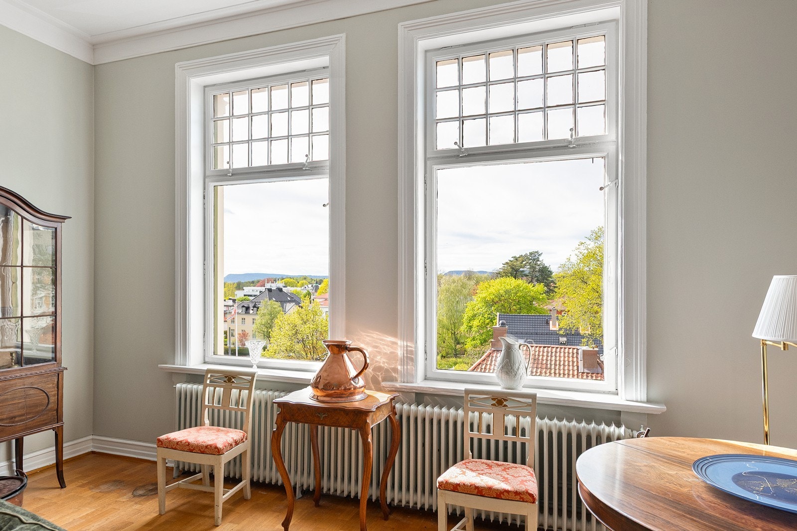 Store og flotte vinduer med originale detaljer slipper inn rikelig med naturlig lys Galleribilde