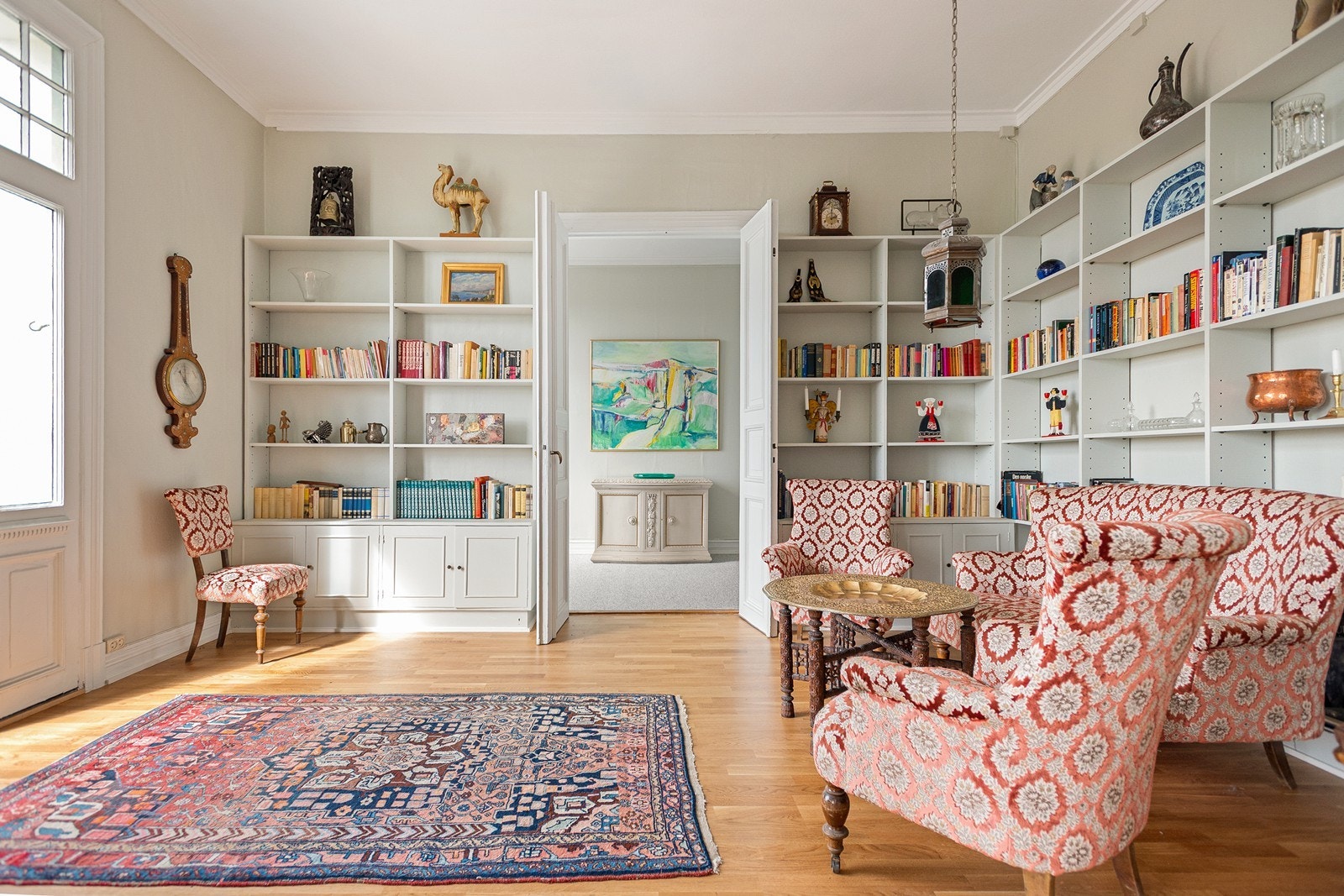 Bibliotek med plassbygde hyller for oppbevaring Galleribilde