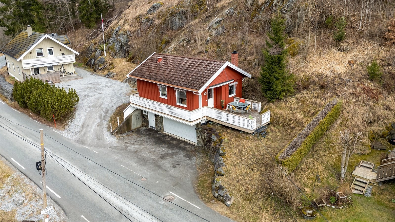 Ekebergveien 176 er en koselig enebolig i landlige omgivelser, perfekt for deg som liker turmuligheter rett utenfor døra. Galleribilde