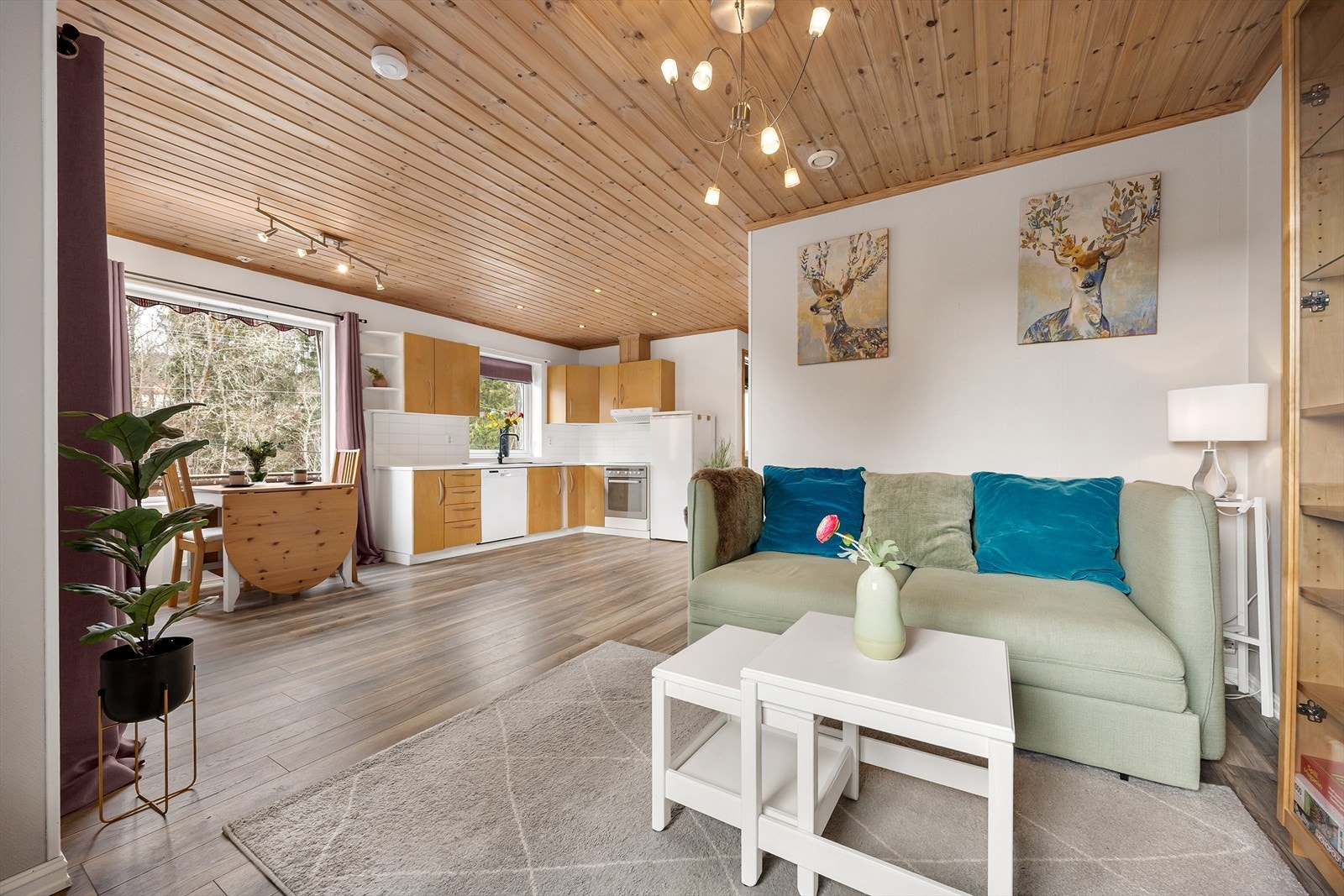 Stue og kjøkken ligger i en åpen og sosial løsning. Det er god plass til både sofa- og spisegruppe. Galleribilde
