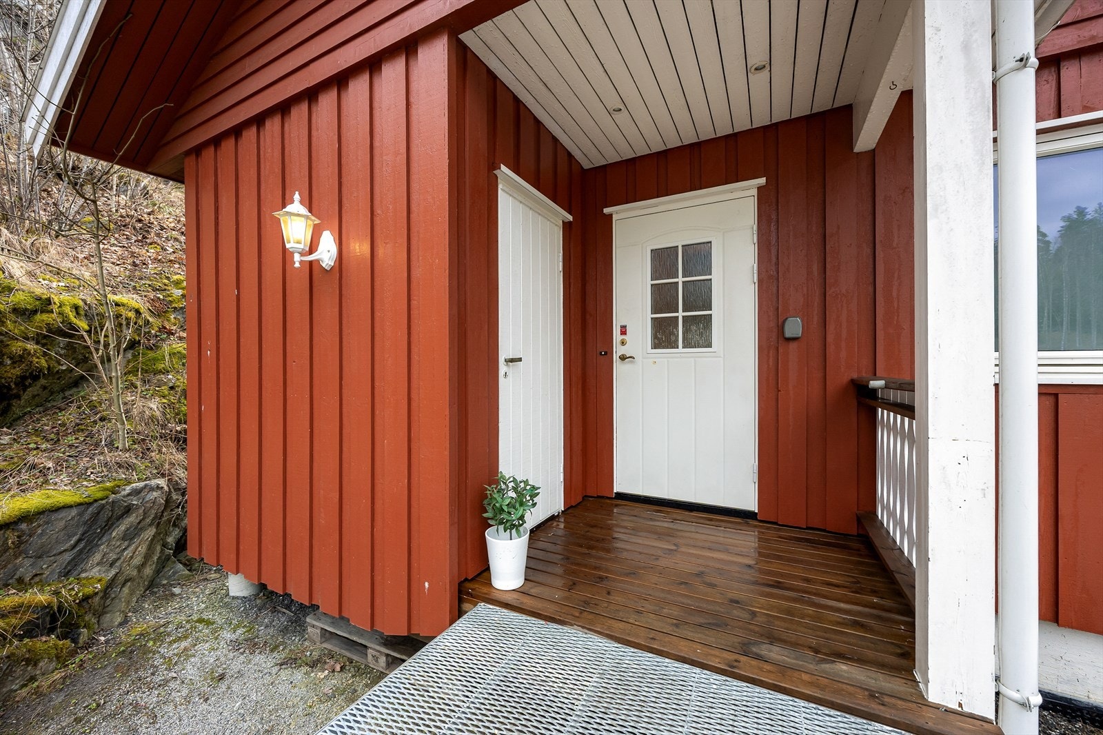Ved inngangspartiet er det overbygget platting på ca. 2,2 kvm. som også har adkomst til sportsbod på 2,7 kvm. Galleribilde