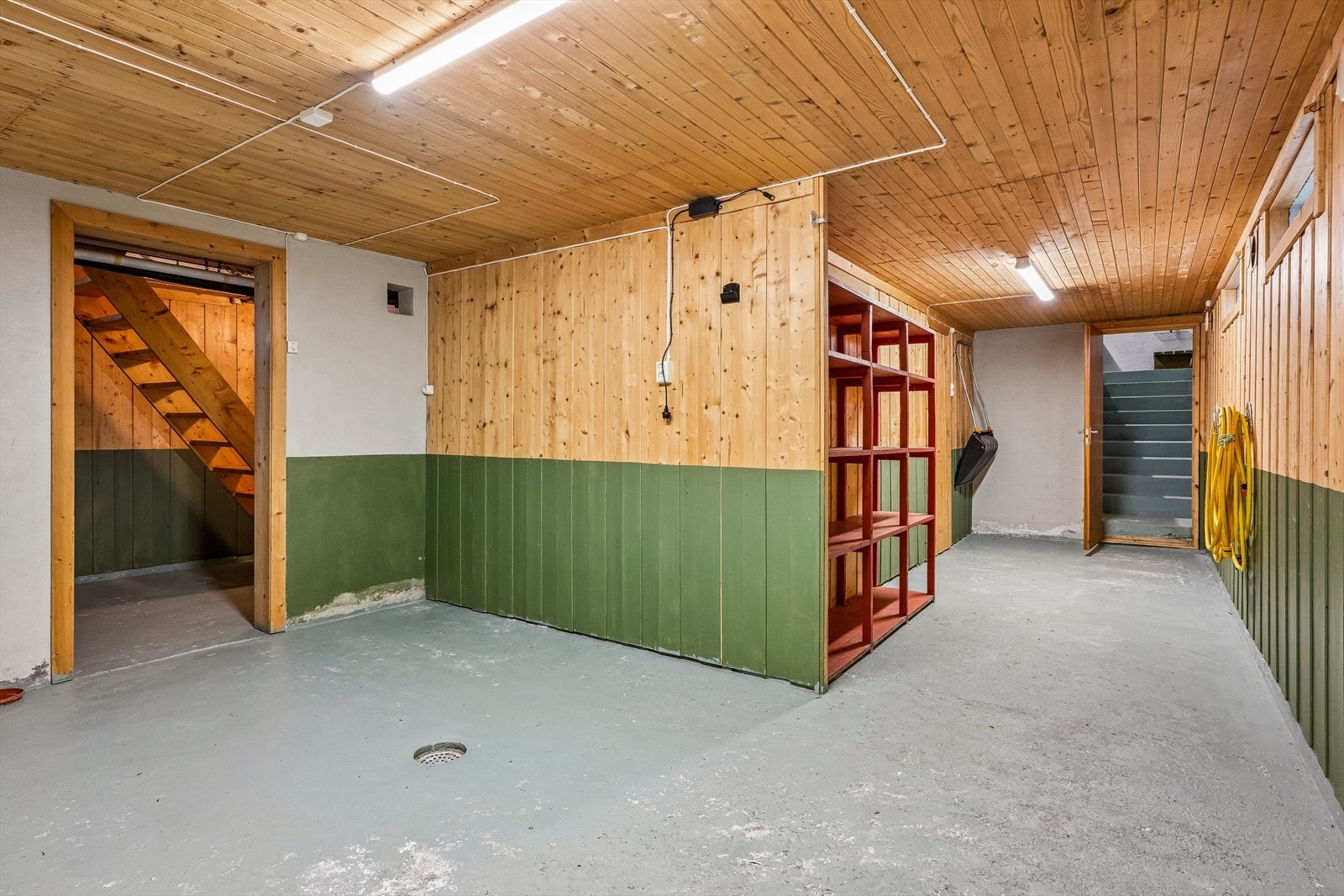 Sikringsskap plassert i trappenedgang til kjeller Galleribilde