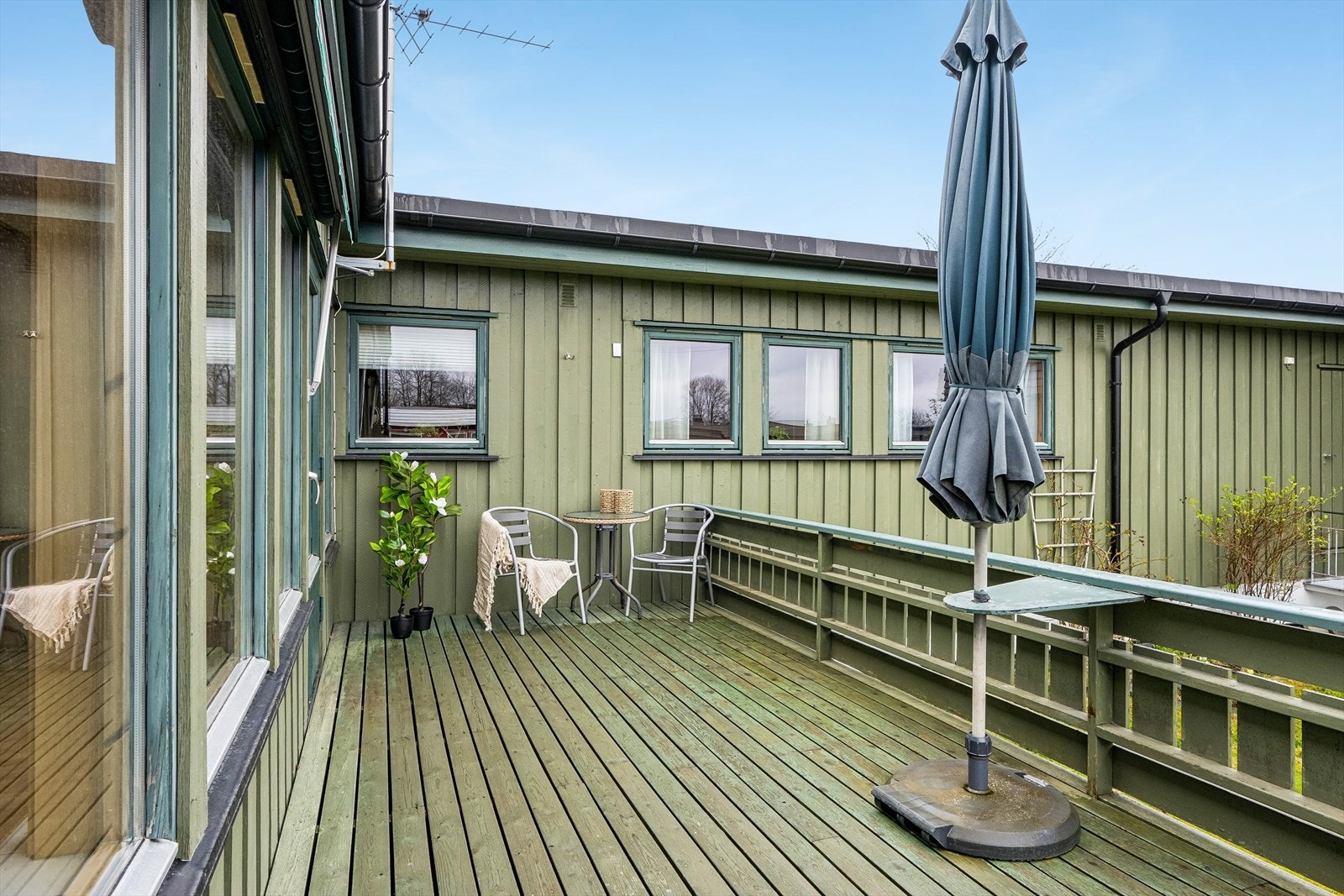 Stor terrasse mot sør og vest ca 17 m2. Nedgang til opparbeidet plen. Galleribilde