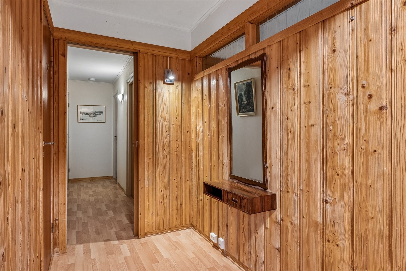 Gang med gjestetoalett og iadkomst til 3 soverom og bad. Galleribilde