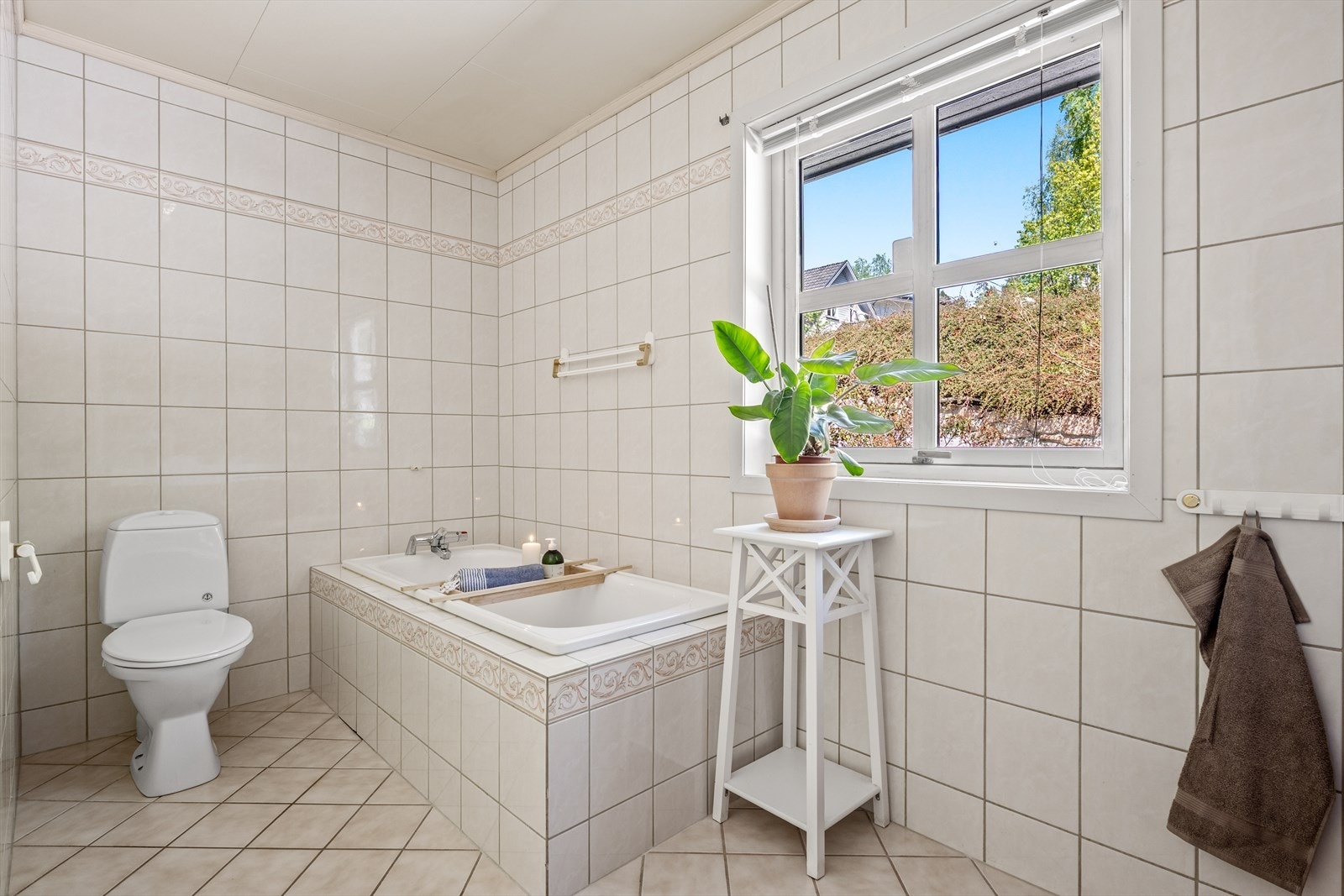 I tillegg til dusj har badet et innmurt badekar for ekstra komfort. Galleribilde