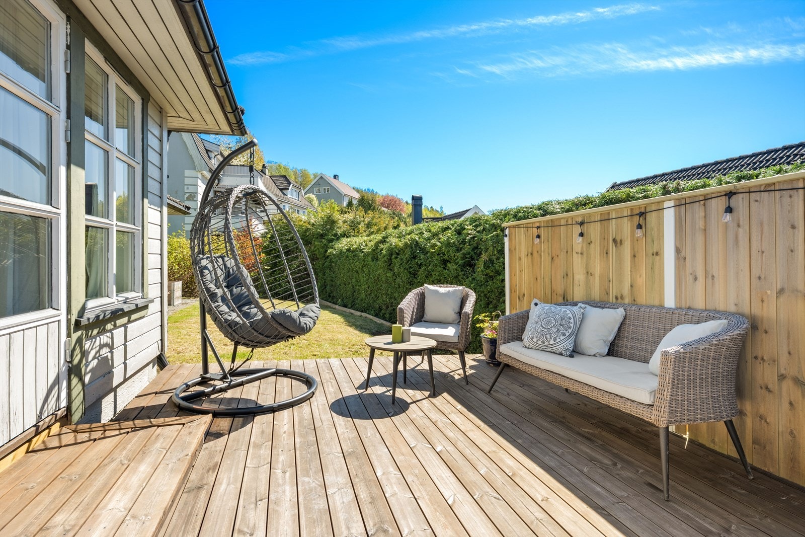 Fra terrassen er det utgang til en liten hageflekk. Galleribilde