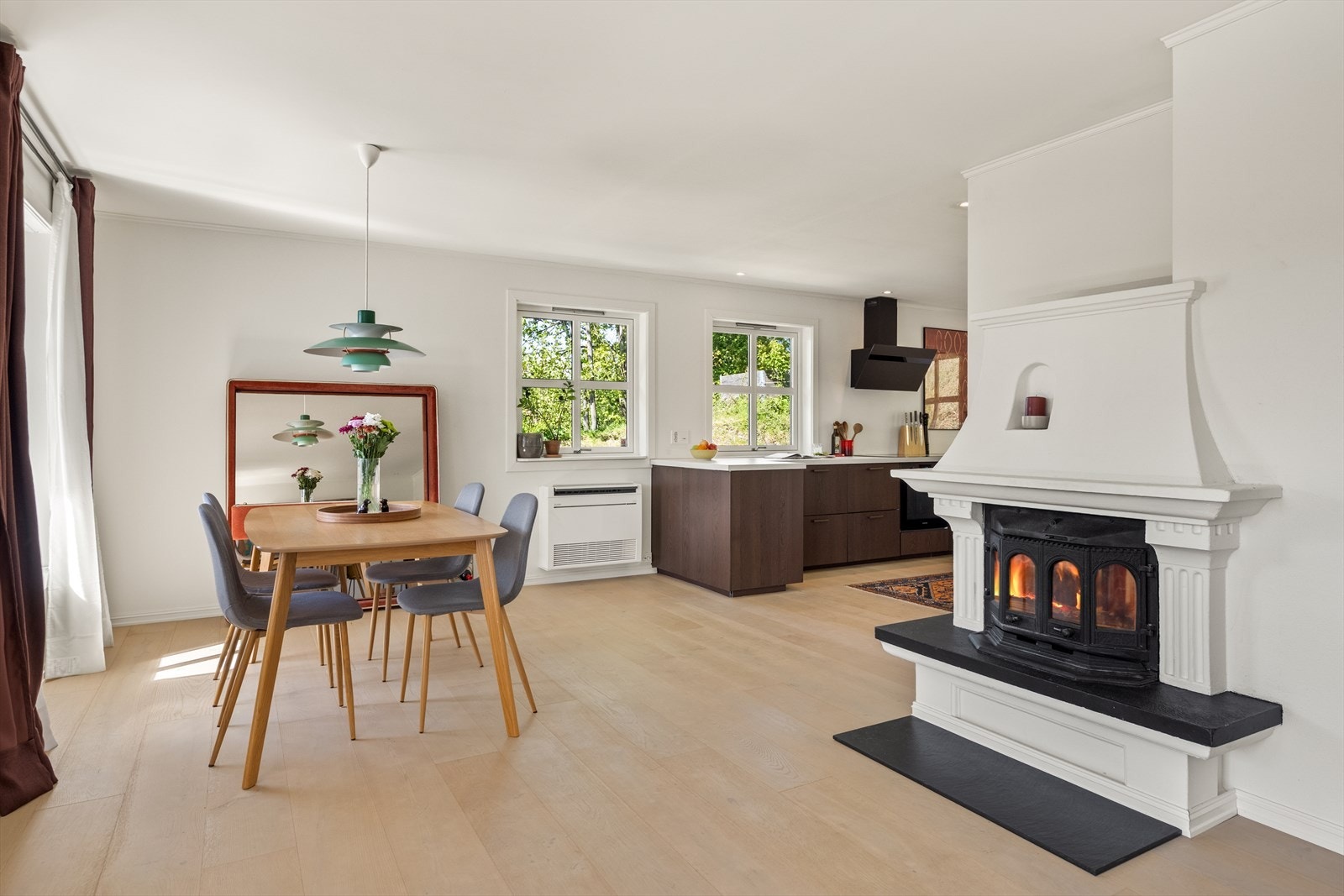 En klassisk peis med innsats gir ekstra varme og hygge. Fyringsanlegget ble kontrollert og godkjent i 2020. Galleribilde
