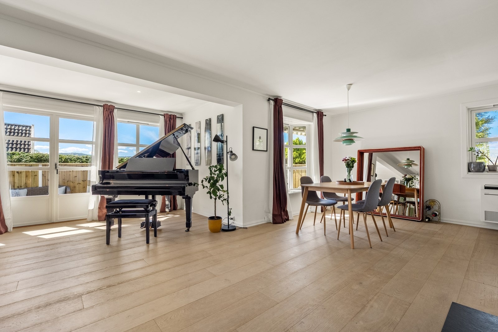Stor og romslig stue med god plass til flere soner. Galleribilde