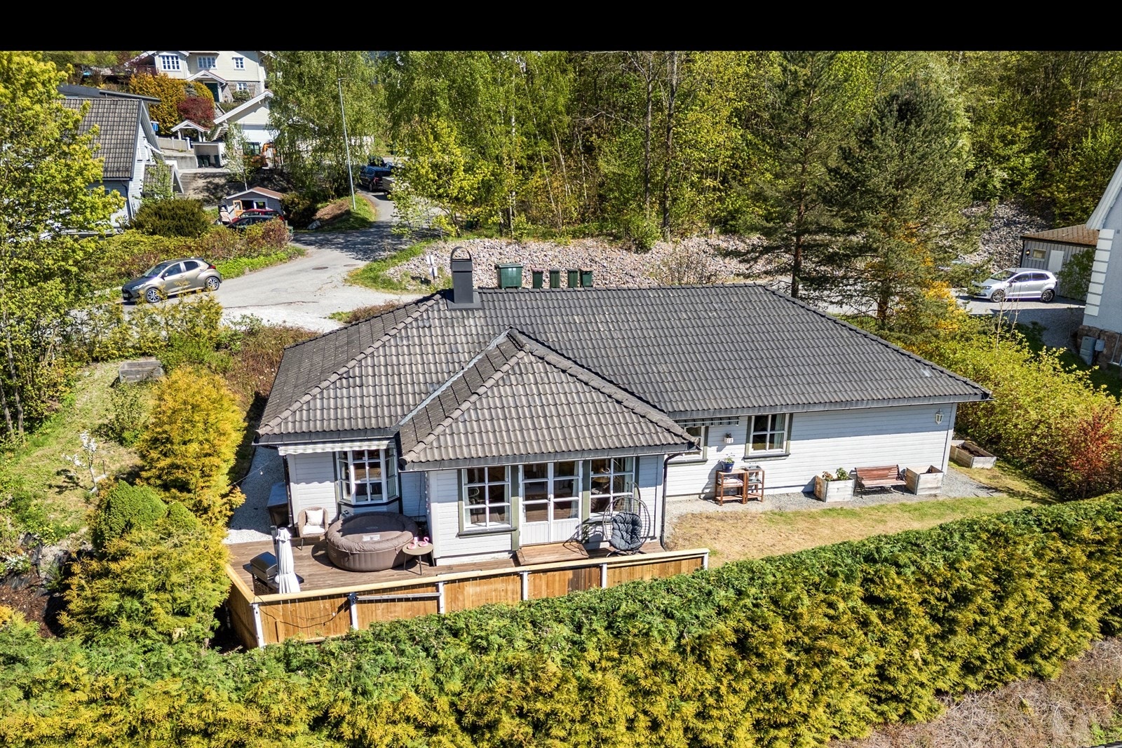 En innholdsrik enebolig med alt på ett plan. Boligen har en stor, solrik terrasse. Galleribilde