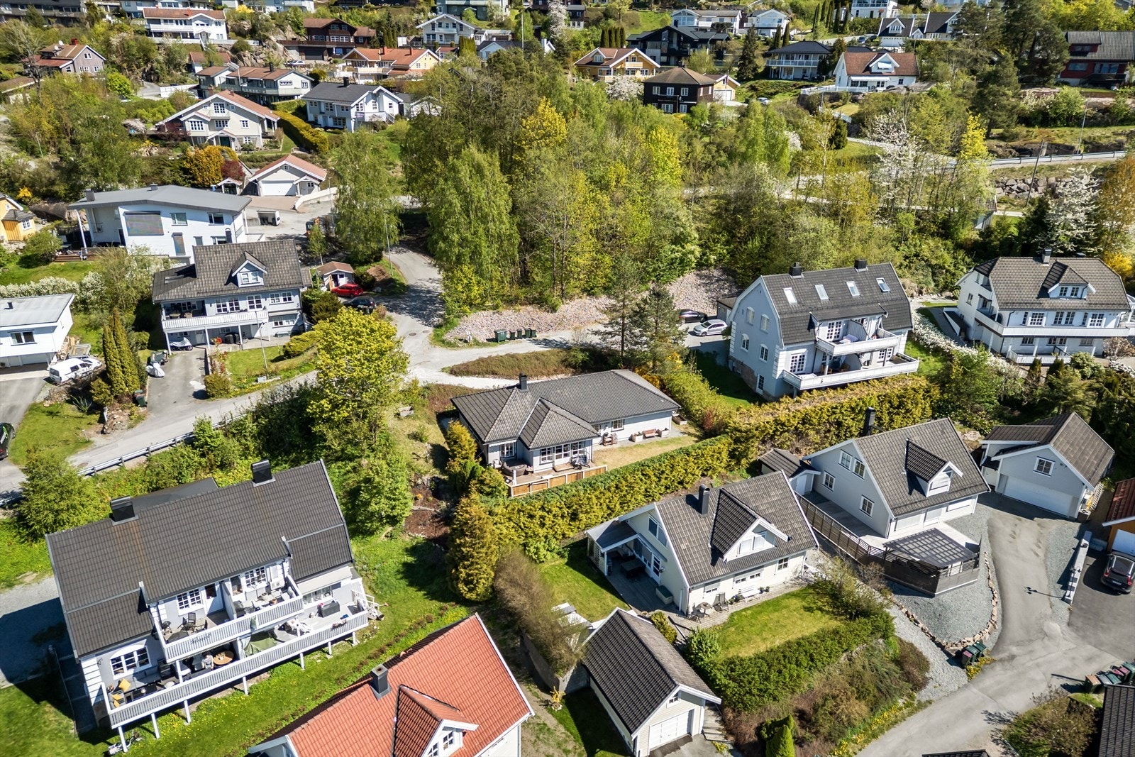 Eiendommen ligger i et etablert og rolig boligområde med eneboliger, tomannsboliger og leiligheter. Galleribilde