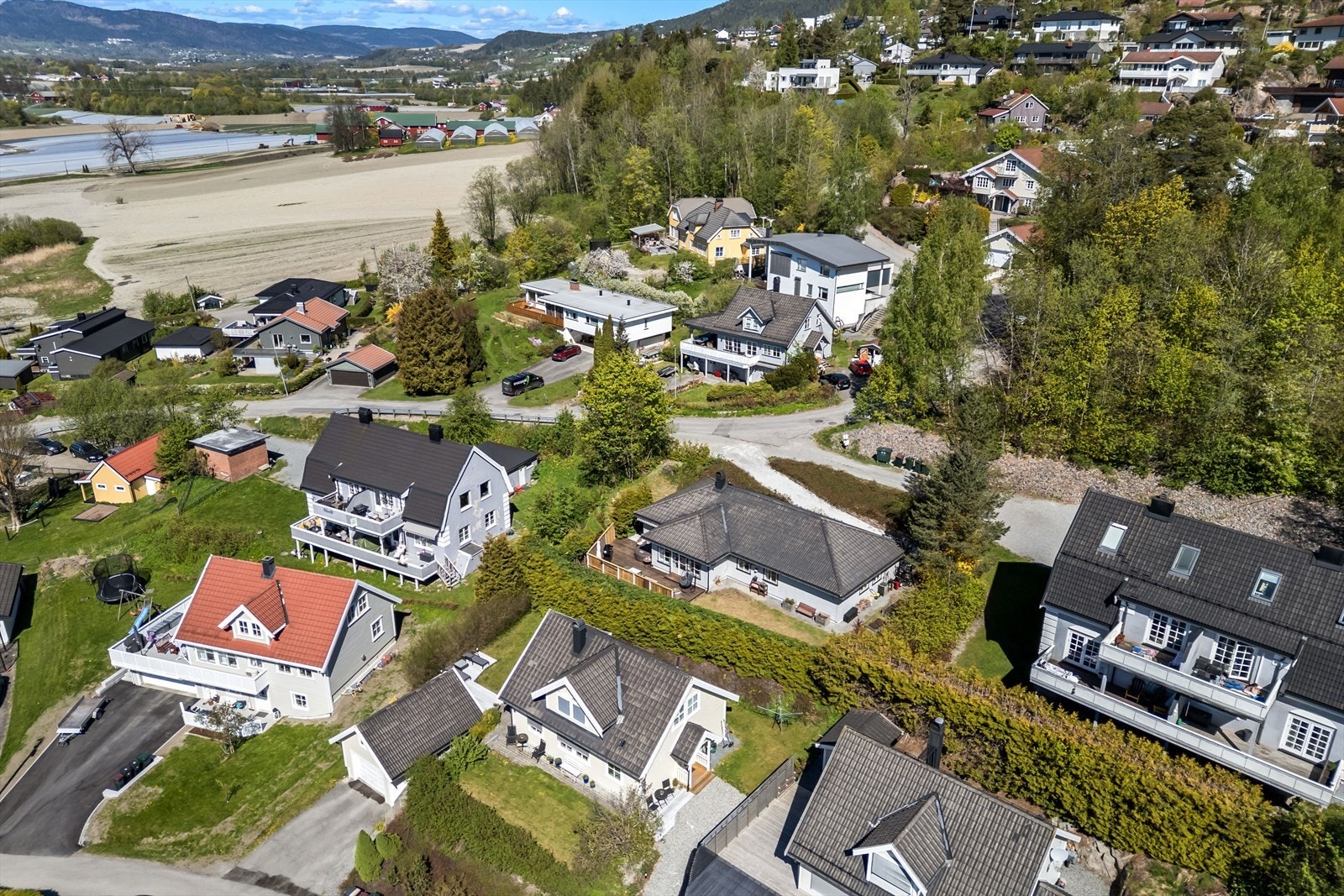 Beliggenheten er sentral med ca. 7 minutter til Drammen og 15 minutter til Asker. Galleribilde