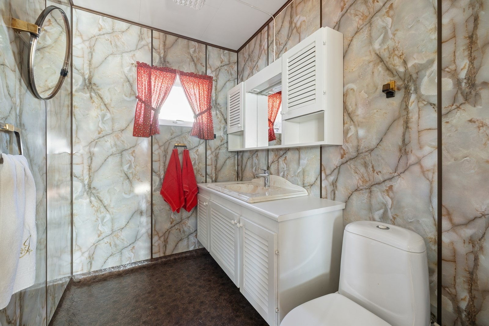 Badet i 1.etasje har de siste årene kun fungert som toalettrom. Det er ingen dusjløsning her i dag. Galleribilde