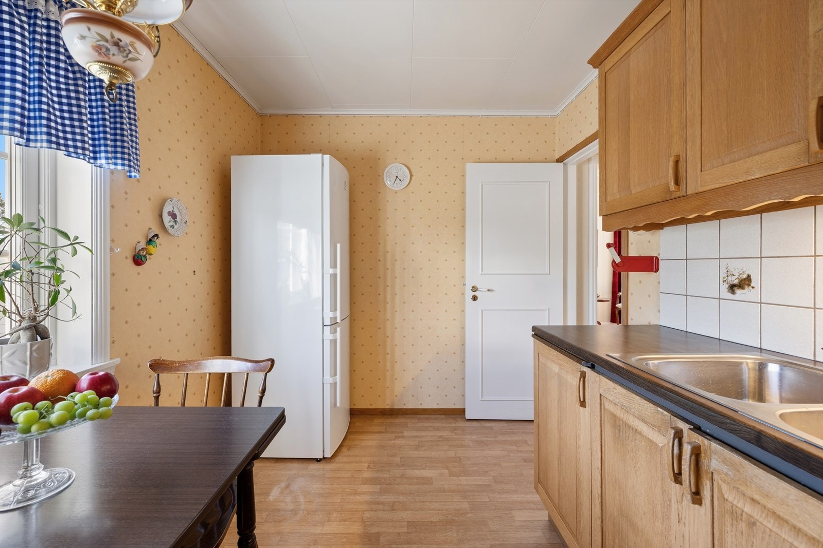 Det er plass til et hyggelig frokostbord ved kjøkkenet. Galleribilde