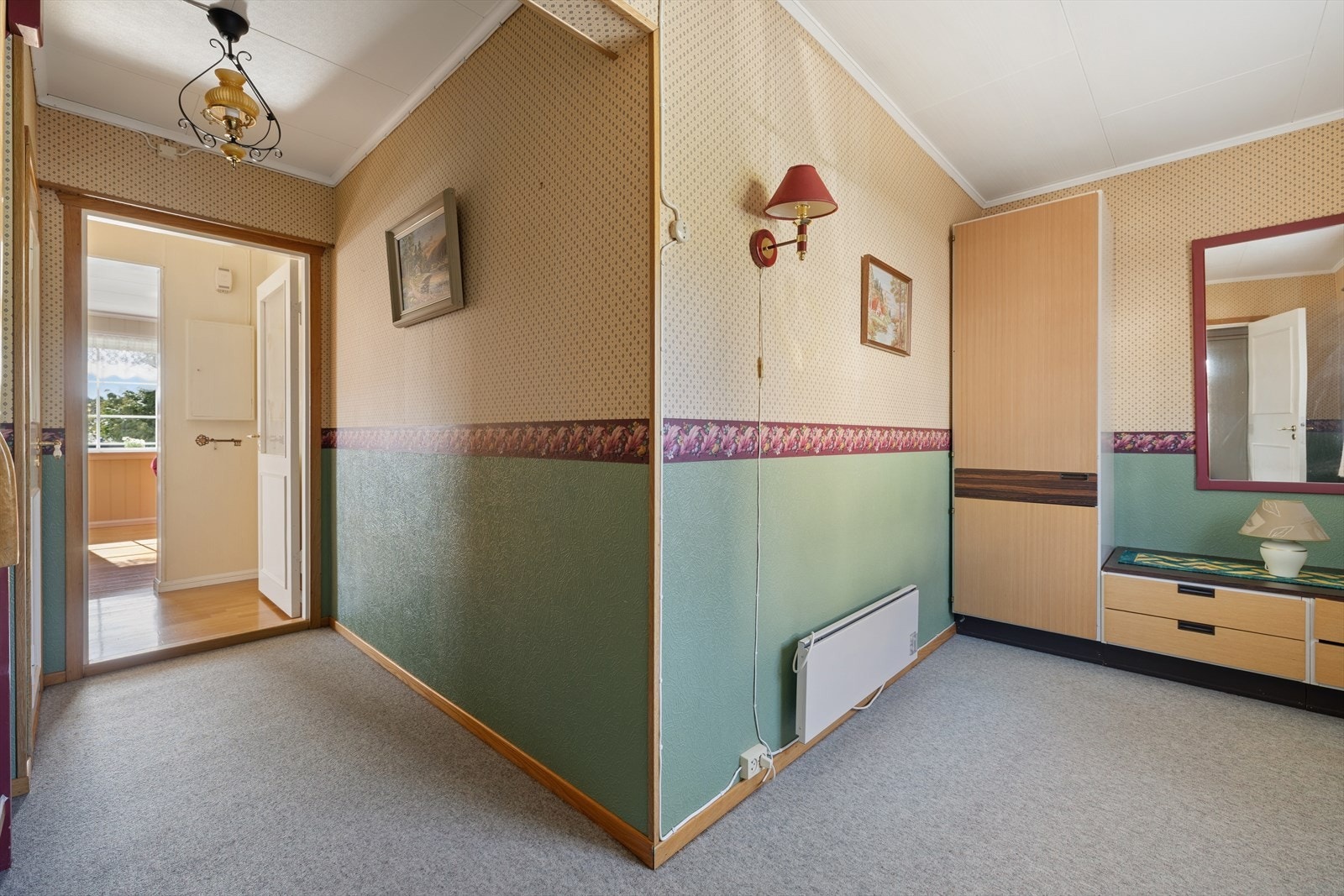 Romslig hall med god plass til å henge fra seg yttertøyet Galleribilde