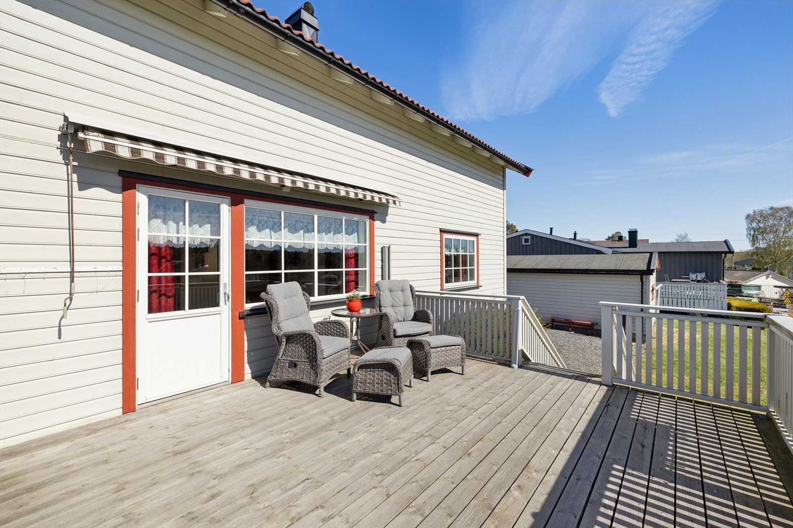 Det er solrik terrasse og romslig hage Galleribilde