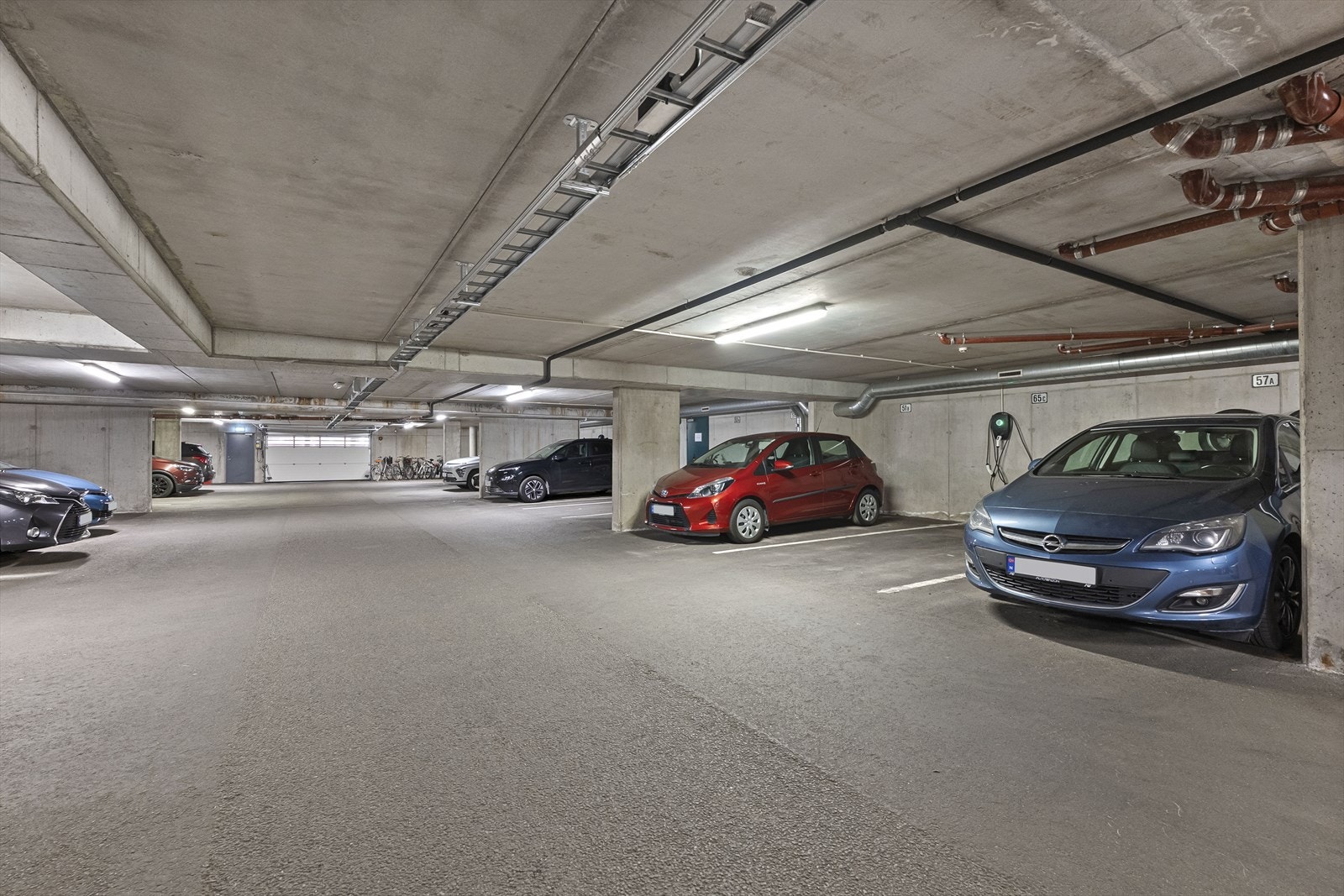 Det medfølger egen garasjeplass i lukket anlegg, samt en ekstern bod på ca. 3 m². Galleribilde