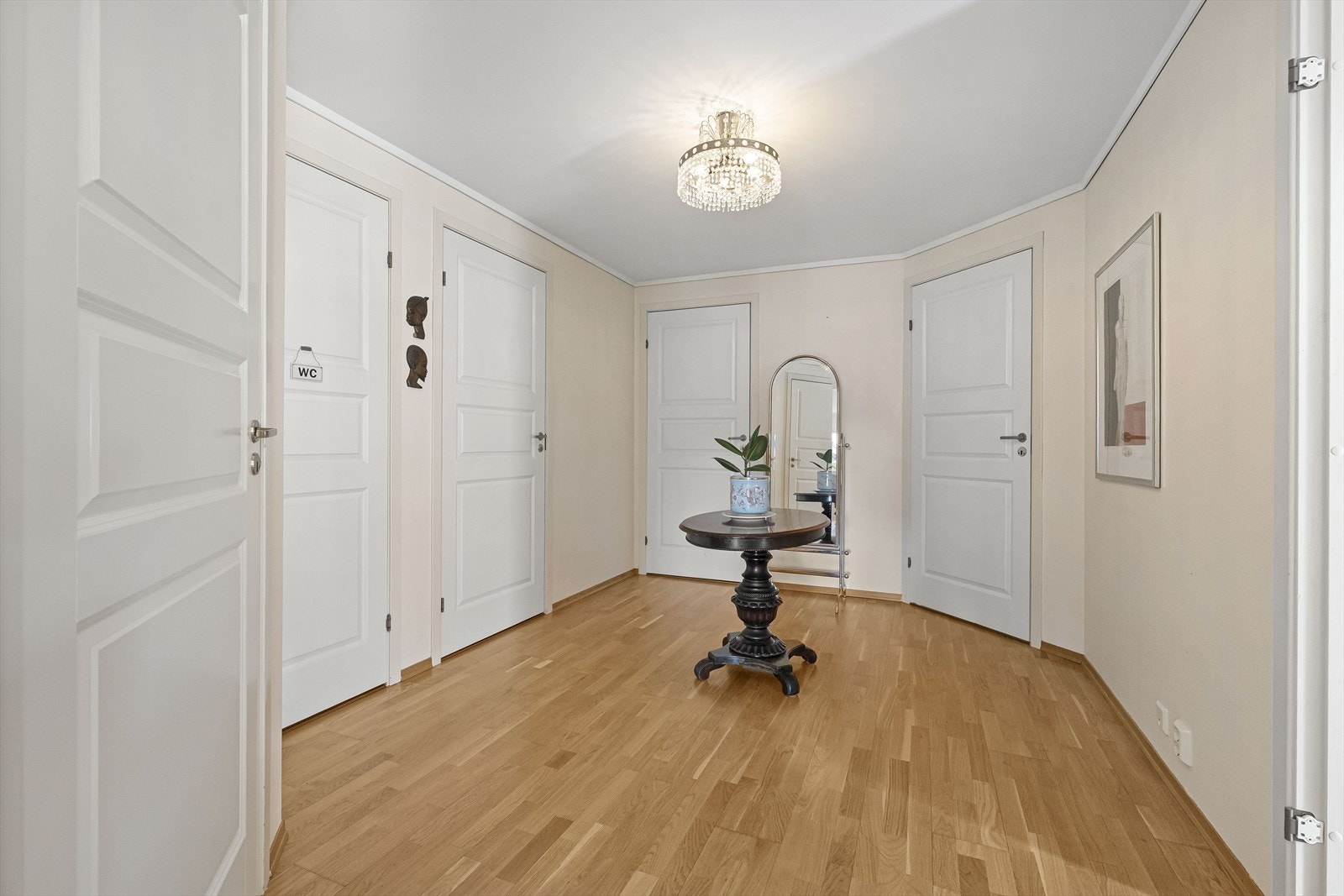 En lys og åpen mellomgang fordeler tilgangen til soverom, bad og stue. Galleribilde