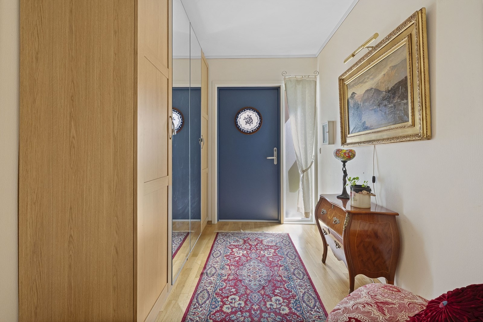 Entréen har plass til garderobeløsninger. Galleribilde