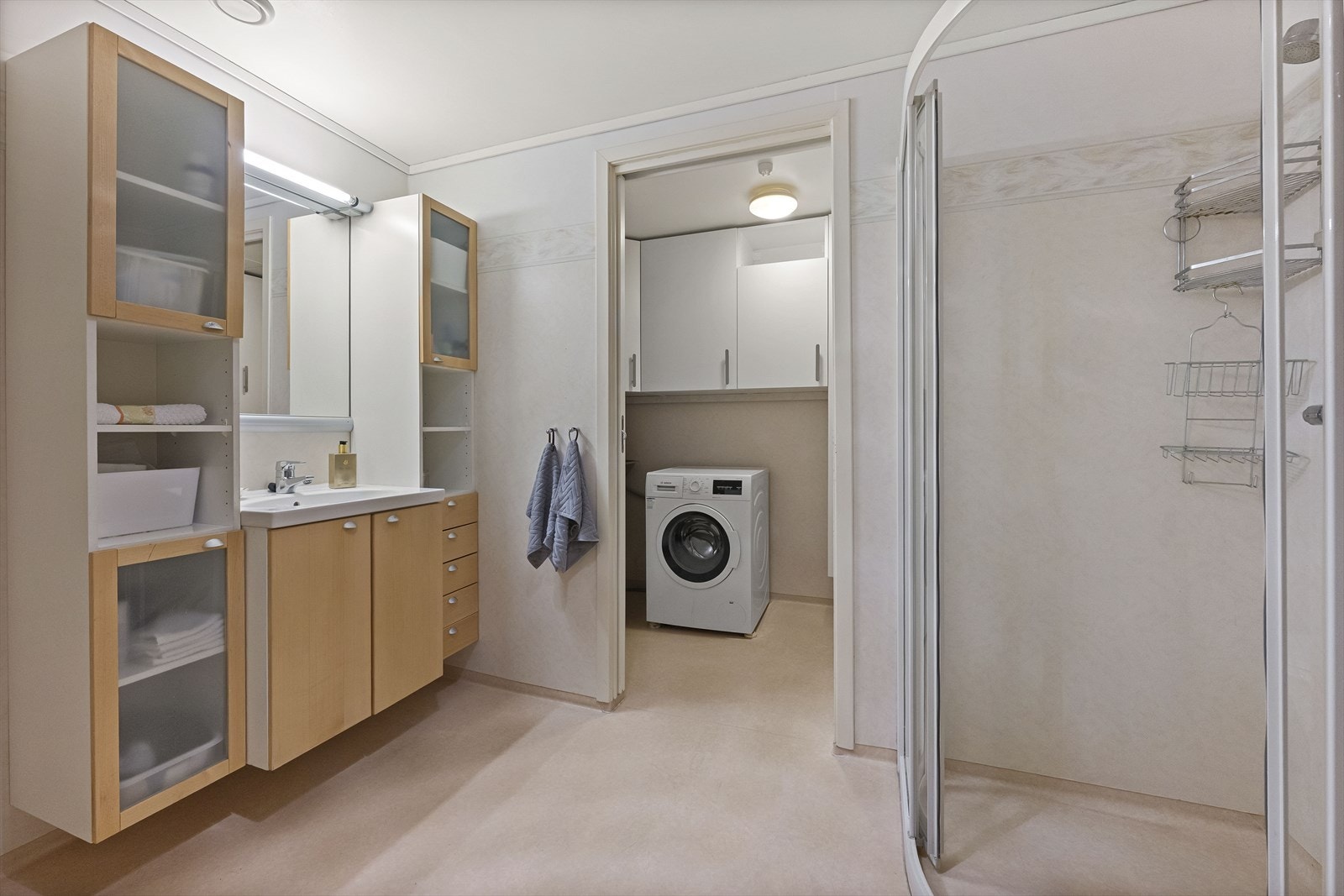 Badet har en egen, praktisk vaskeromsdel med opplegg for vaskemaskin. Galleribilde