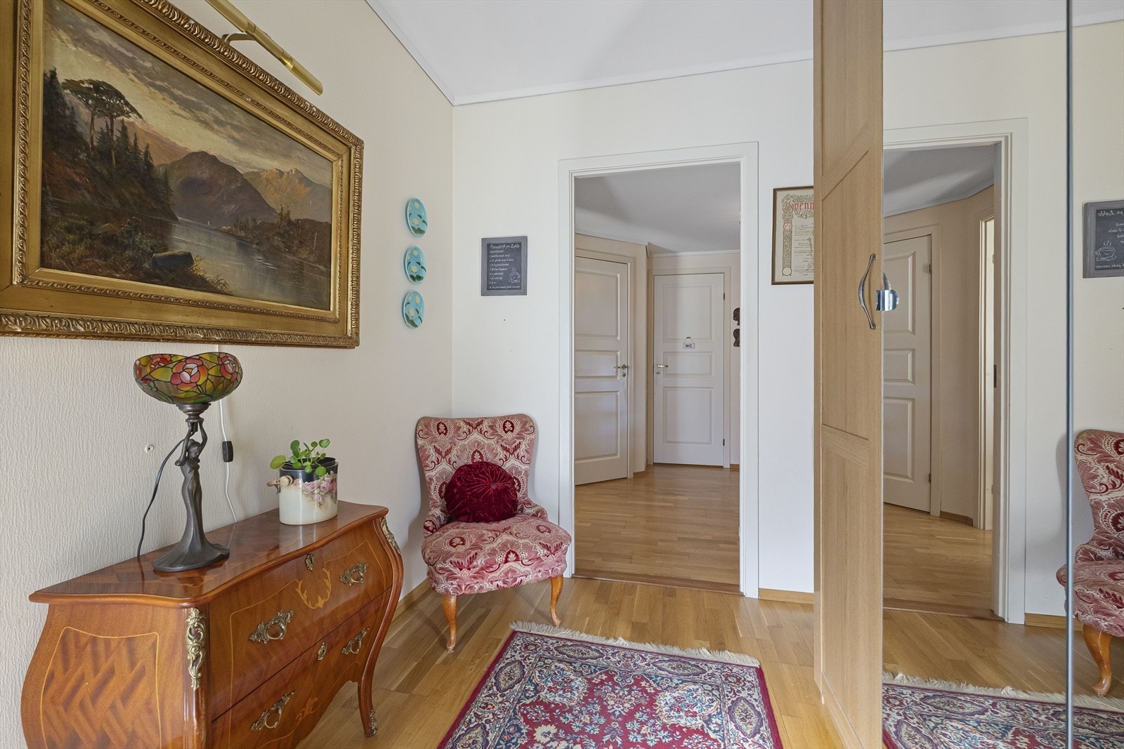 Fra gangen er det tilgang til leilighetens øvrige rom. Galleribilde