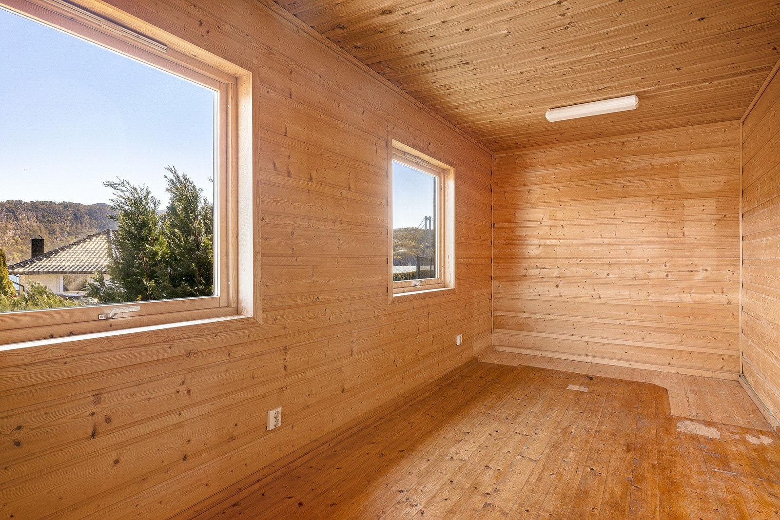 Stor plass til oppbevaring i rom i garasje. Galleribilde