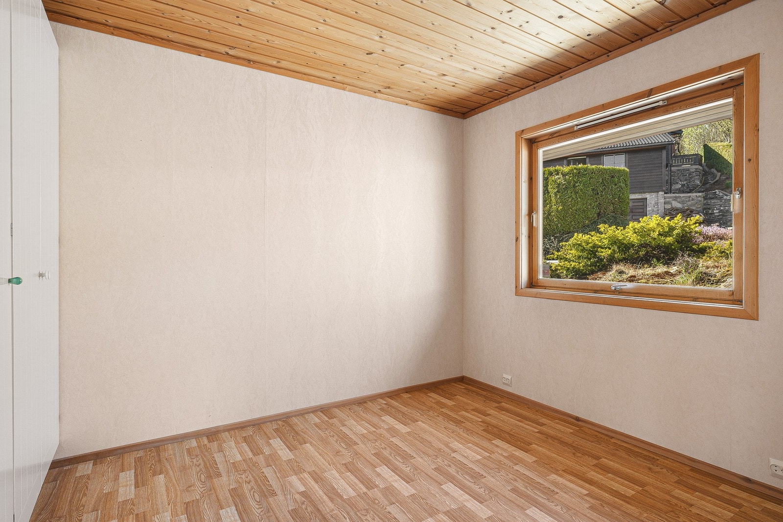 Alle soverommene har plass til dobbeltseng, garderobe og annet passene møblement. Galleribilde
