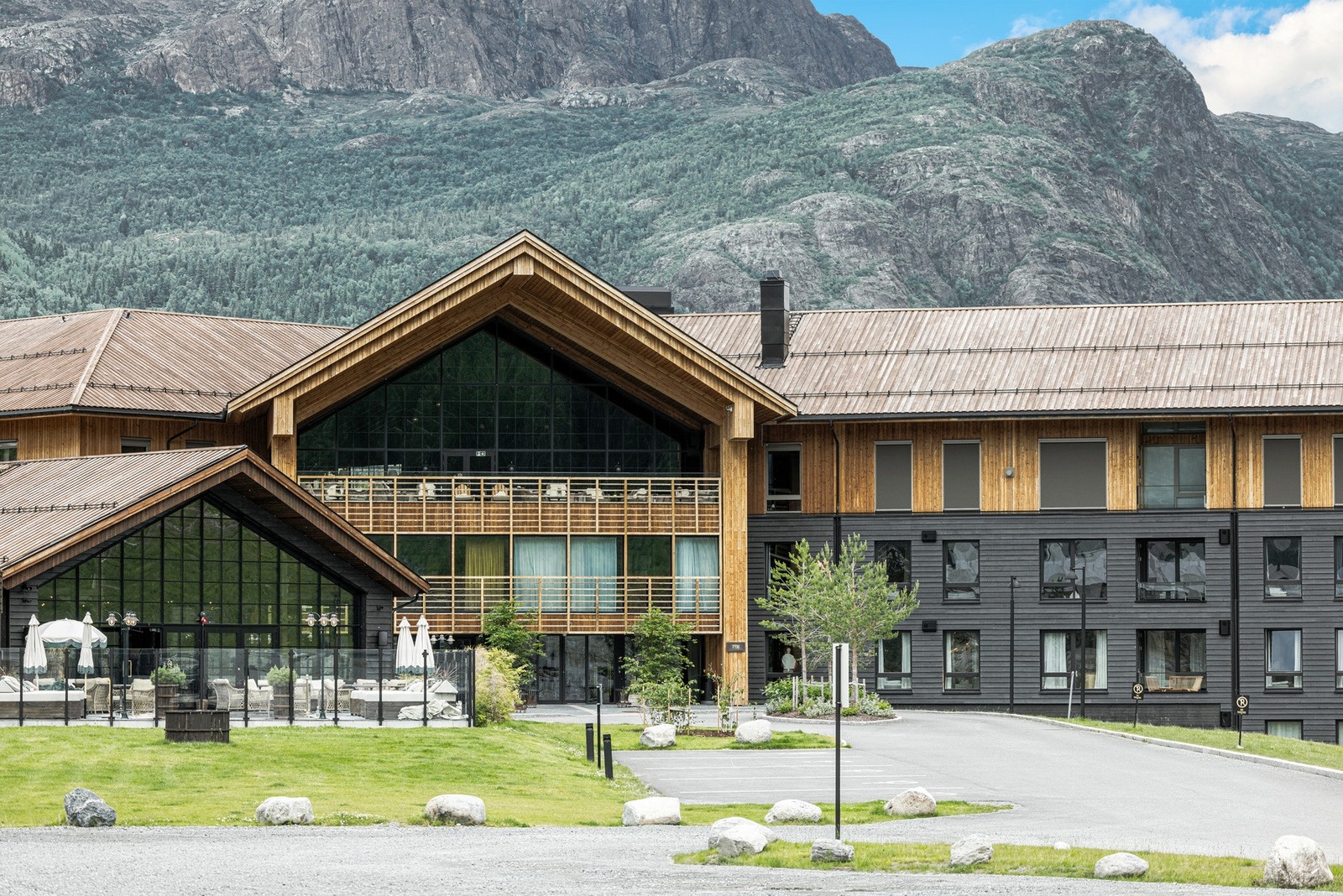 Fyri Resort er et helårs åpent anlegg med lekre fasiliteter! Her kan u nyte herlige retter og noe godt i glasset fra de to flotte restaurantene, et forfriskende bad i poolcluben eller behagelige og avslappende soner! Galleribilde