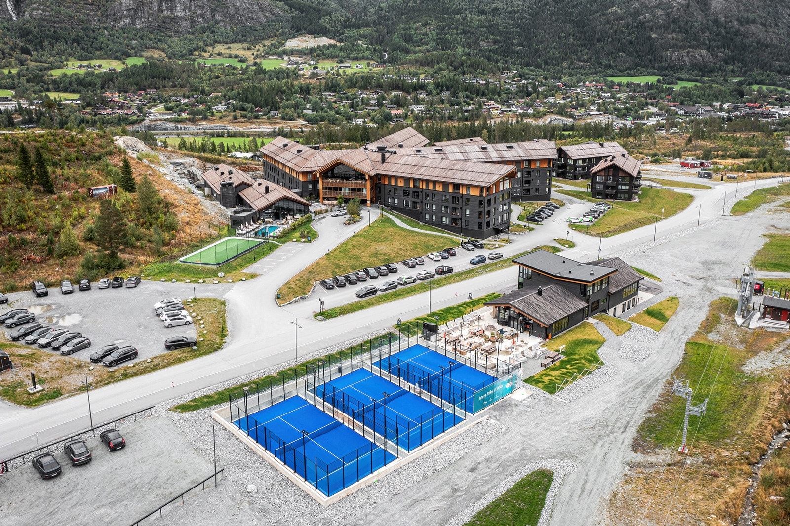 Fyri Sportsclub ligger der heisene starter. Her har du restauranten, "Rambler", flere utvendige padelbaner og hyggelig utvendige soner. Galleribilde