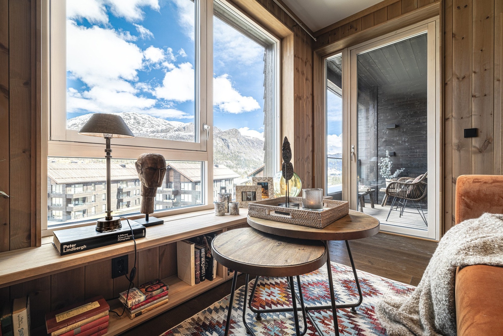 Nyt utsikten og de gode dagene på fjellet. Galleribilde