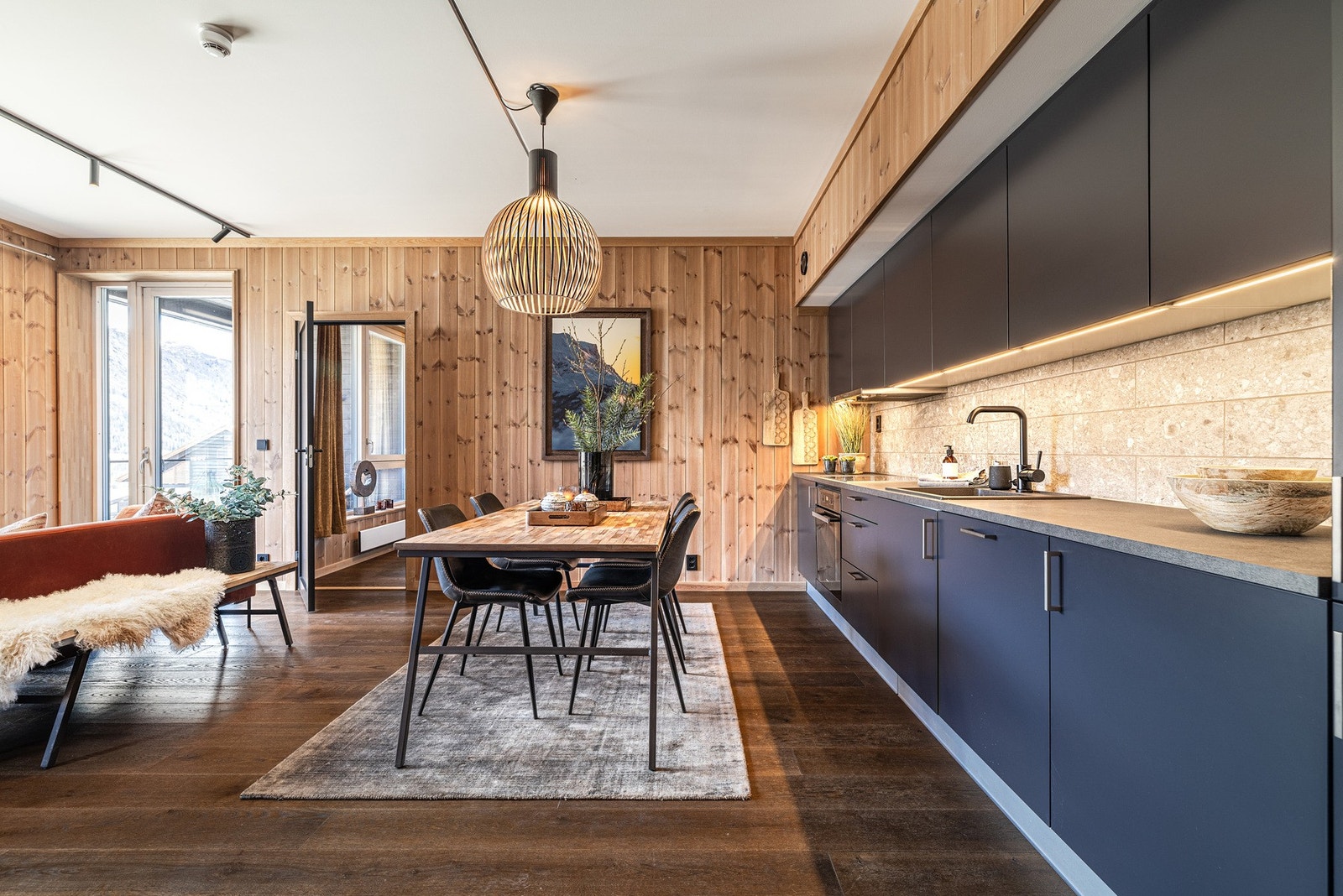 Spiseplassen glir sømløst sammen med det åpne kjøkkenet - lys, elegant og innbydende. Galleribilde
